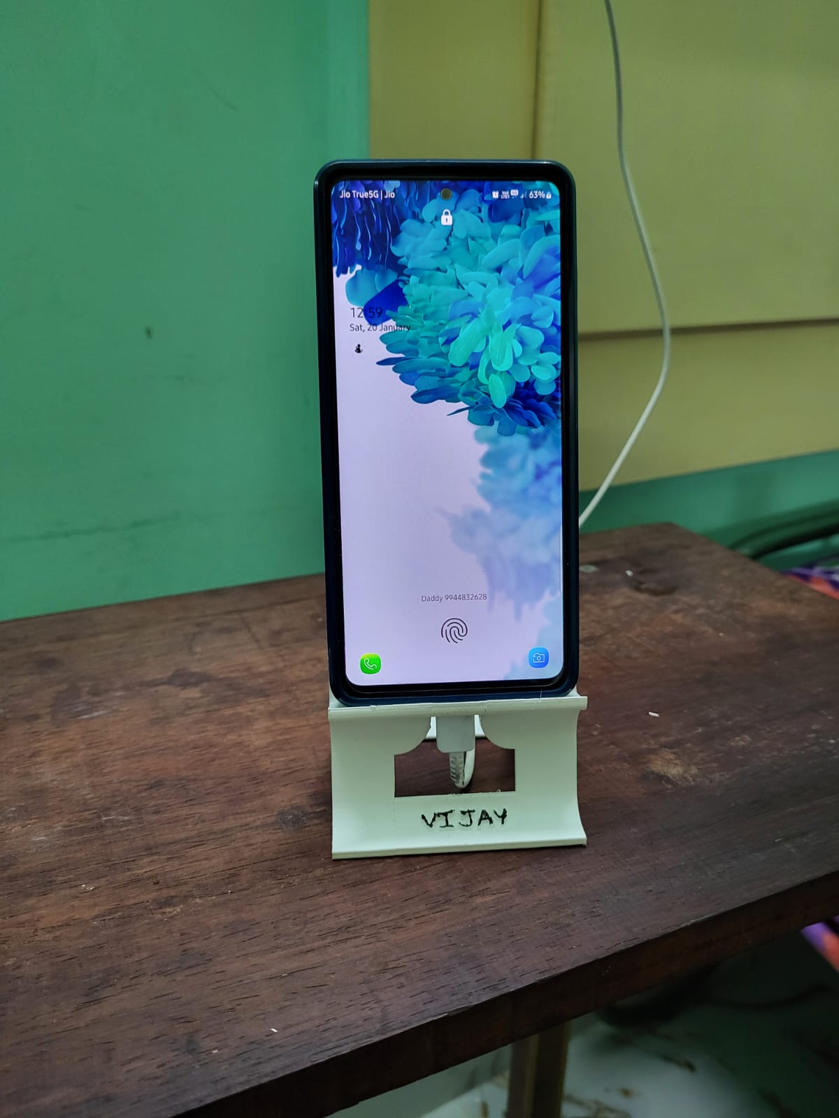 Mobile holder with name by vijay manickam Download free STL model
