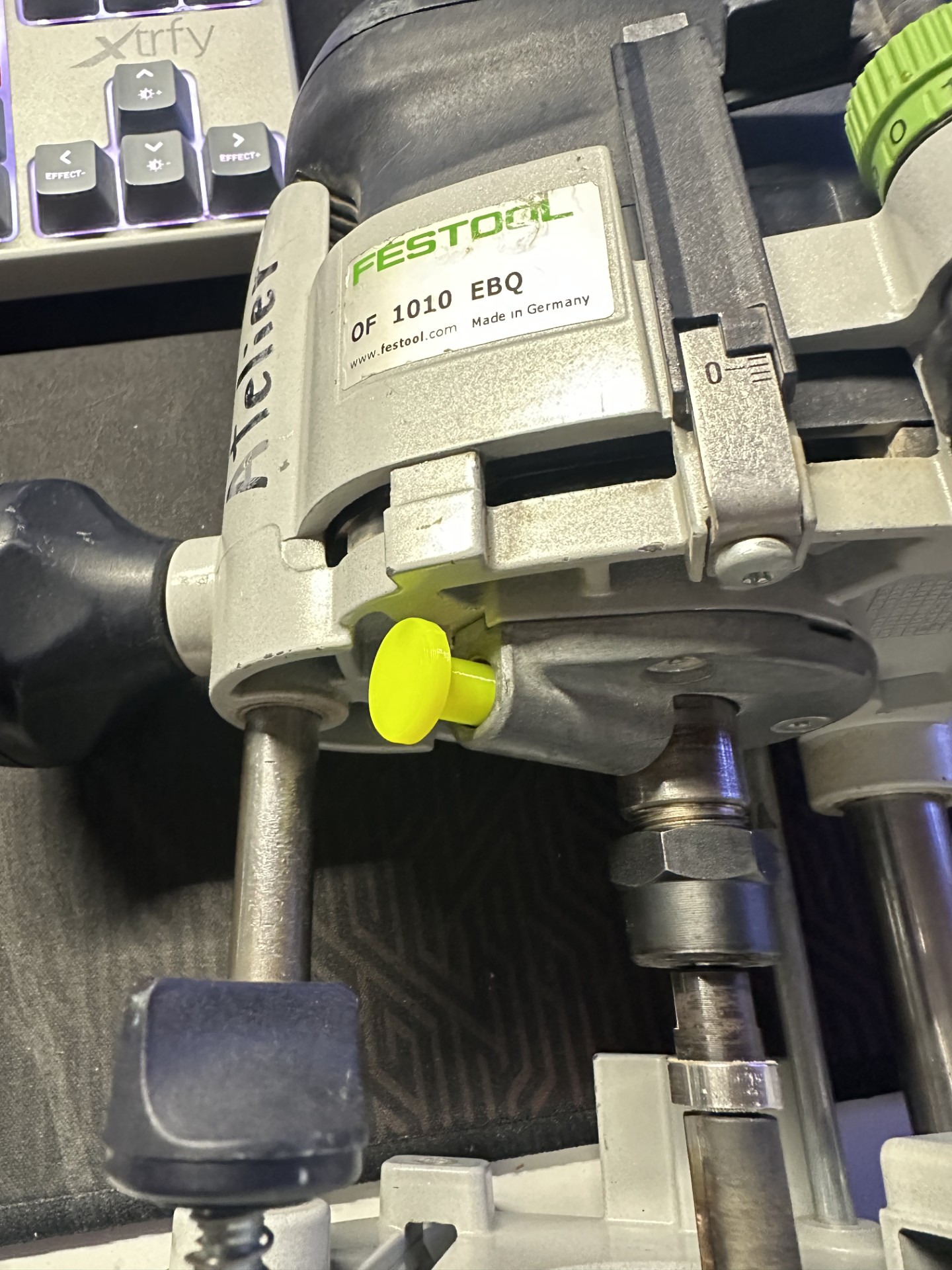 Festool OF 1010 EBQ axis lock button