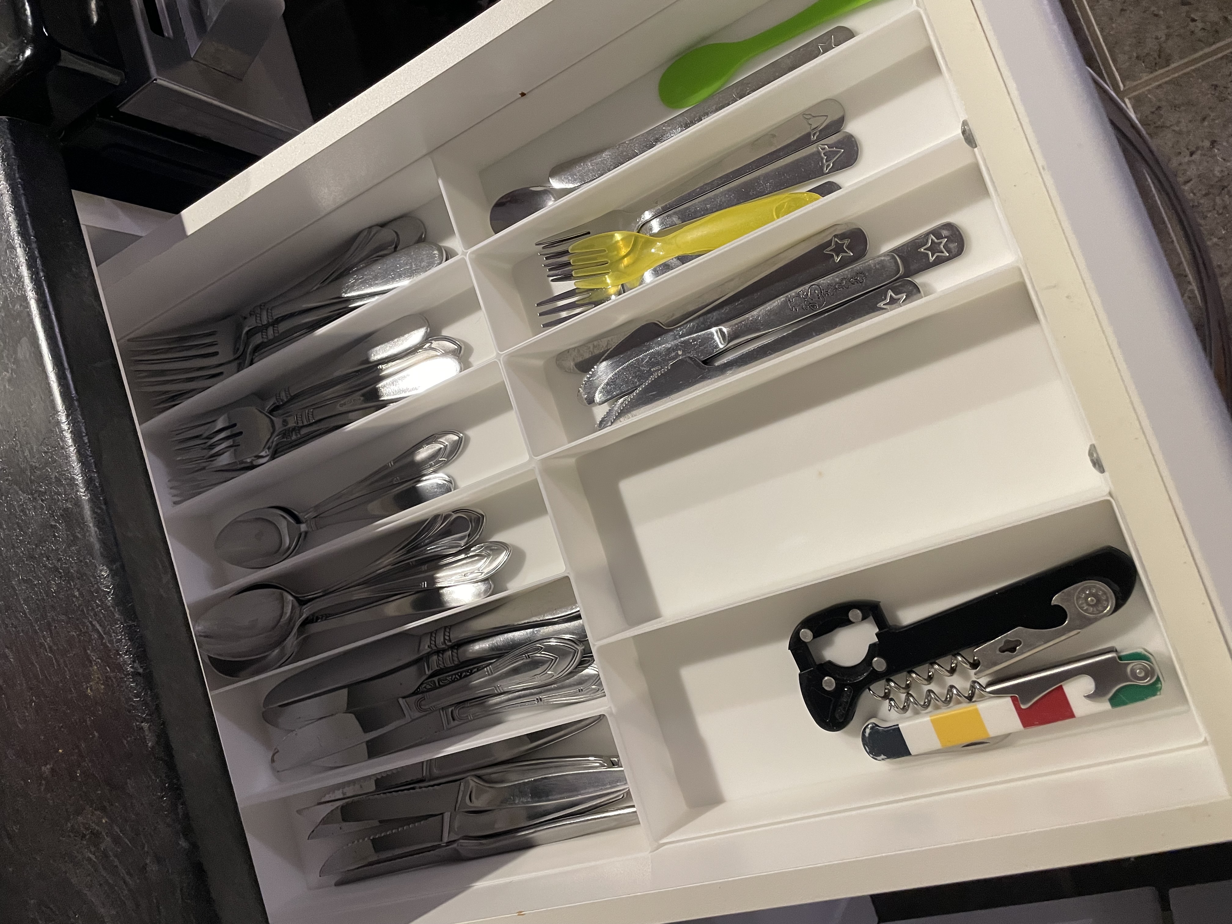 Minimalist parametric cutlery organizer