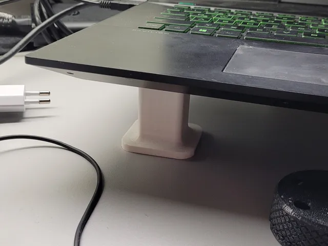 stand / supports for laptop