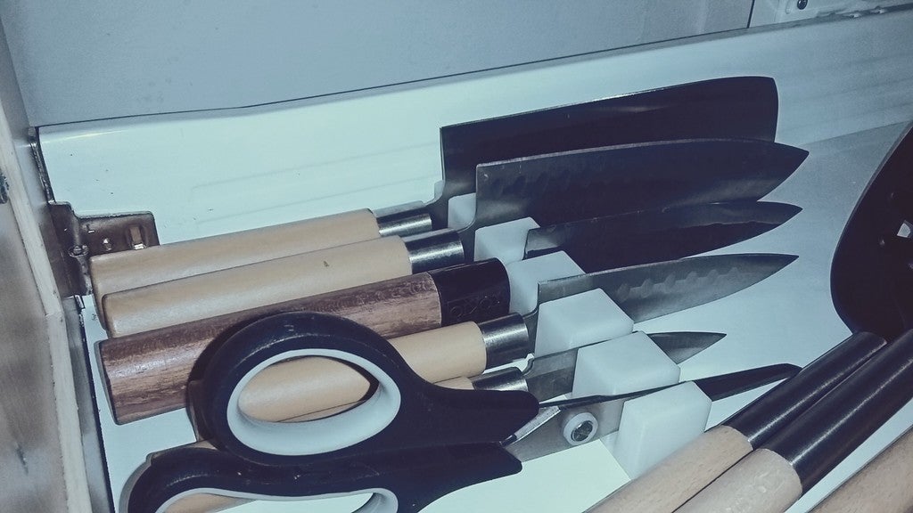 Simple knife holder