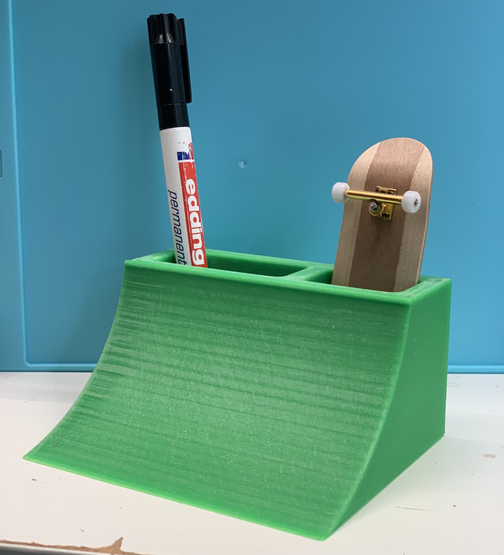 Fingerboard Quarterpipe Desk Organizer by goesta Download free STL