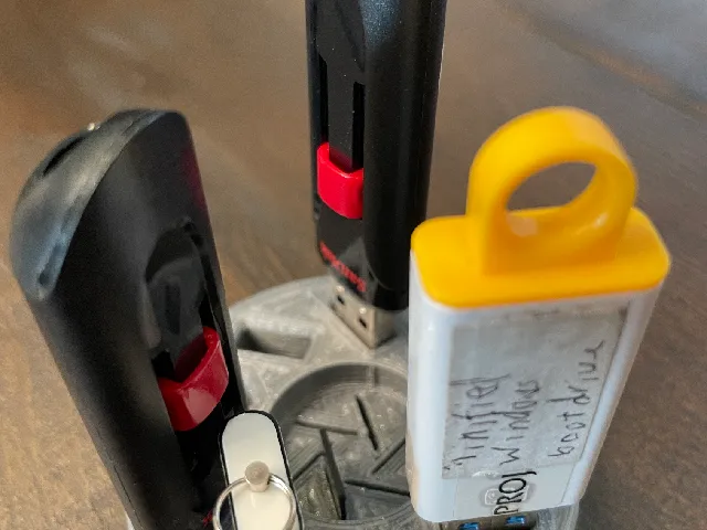 Circular microSD and USB-A holder