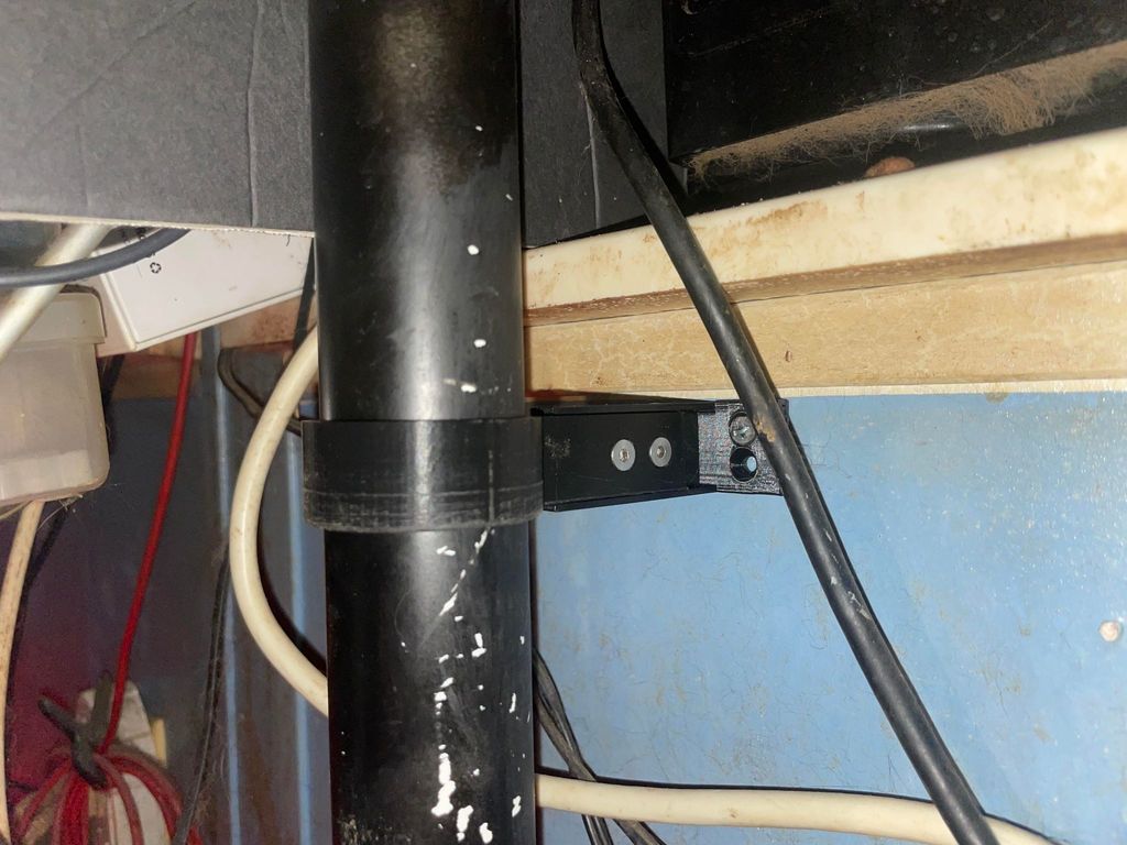 rubbermaid shelf adjustable wall mount by CaptHowdy Download free STL