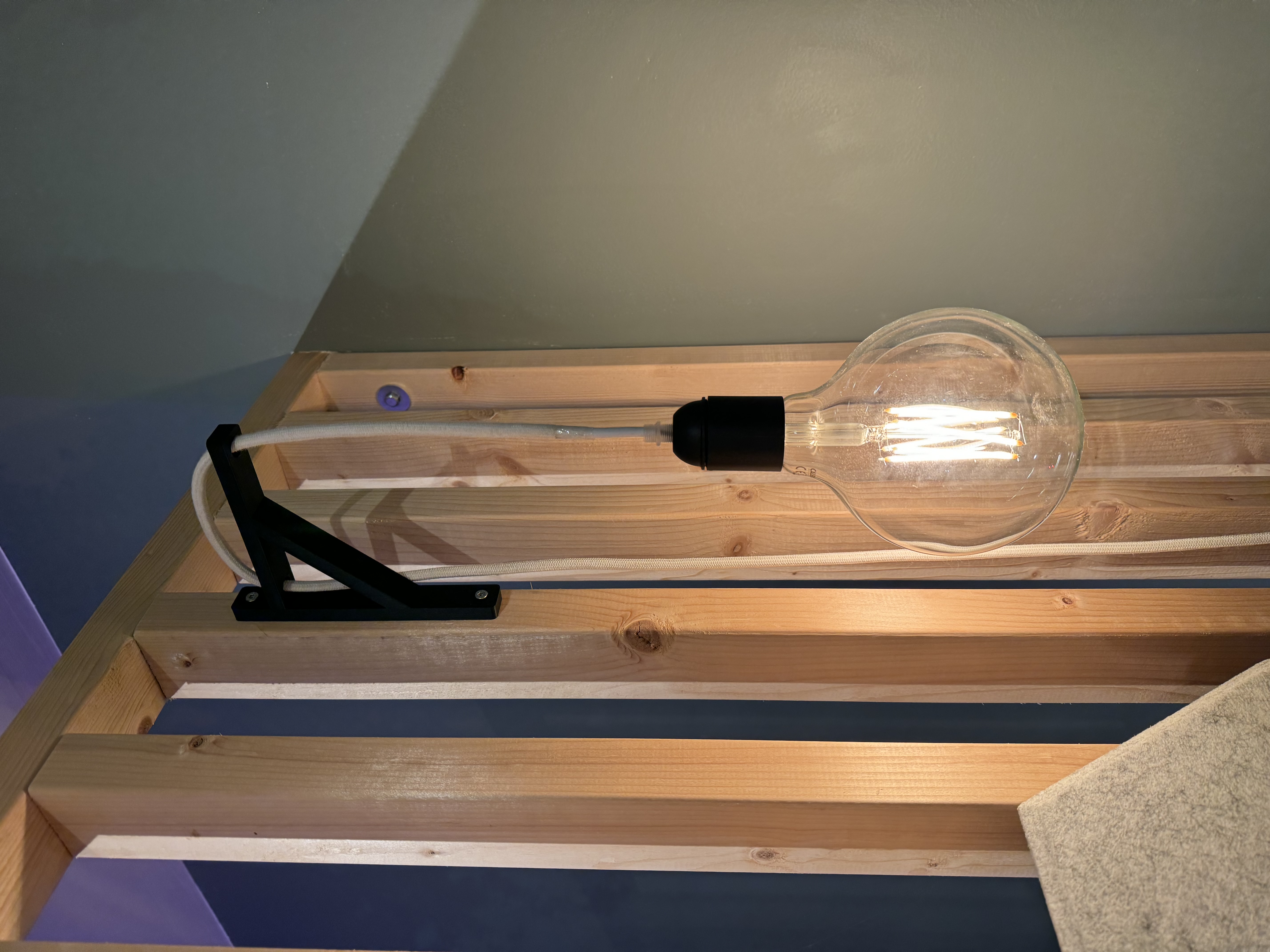 Lamp wall mount