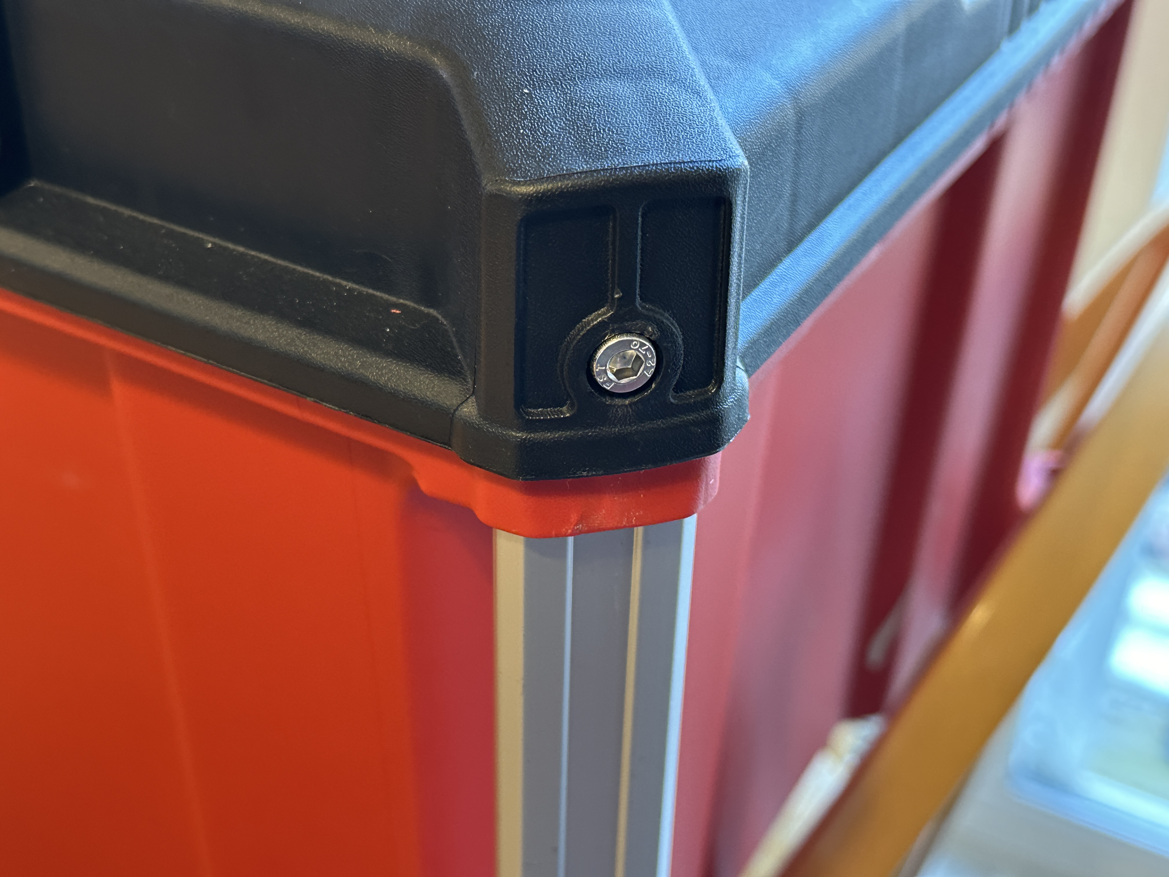 Easy corner rail removal end cap for Milwaukee Packout drawers
