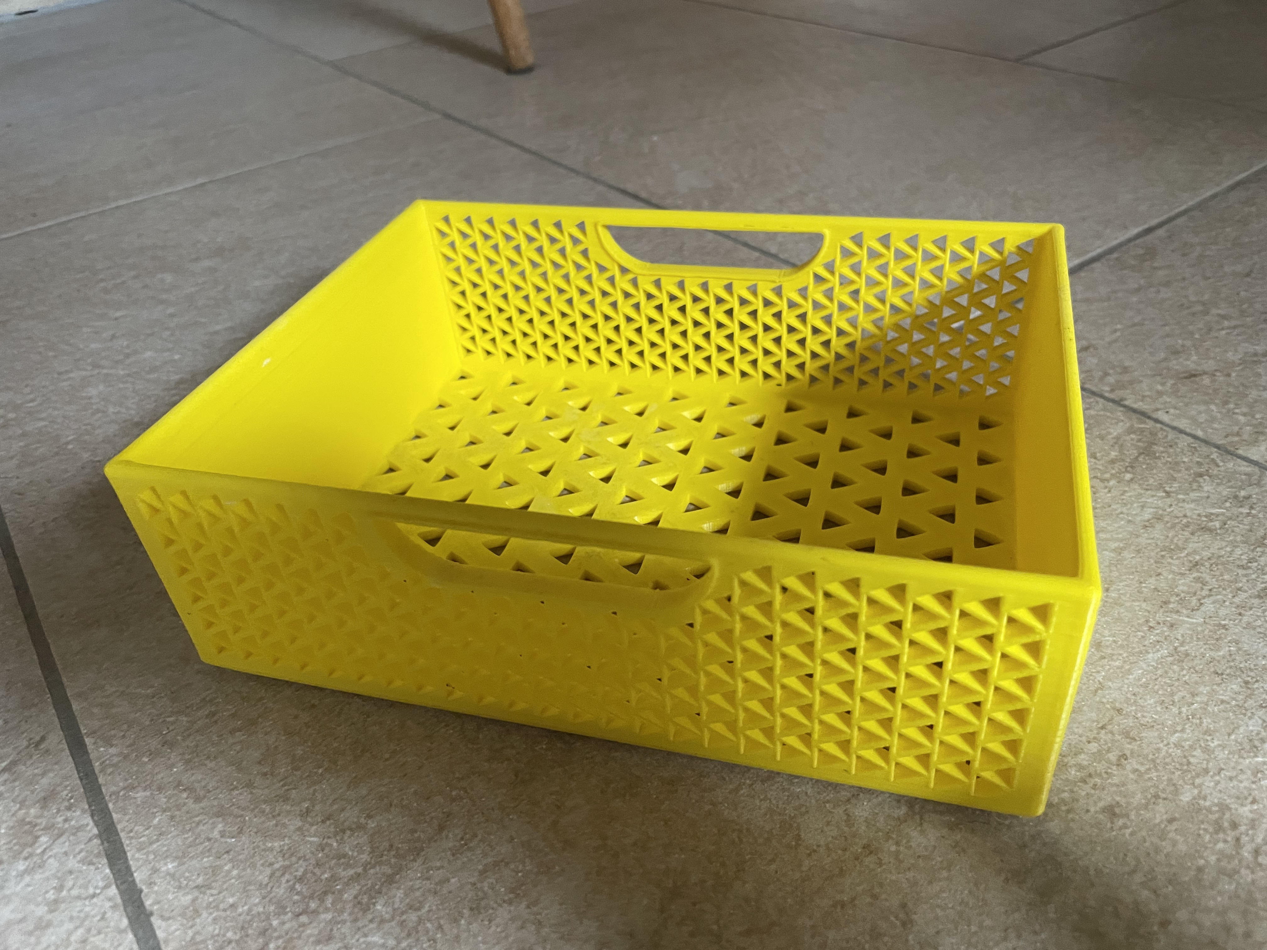 Box with grid sides and bottom