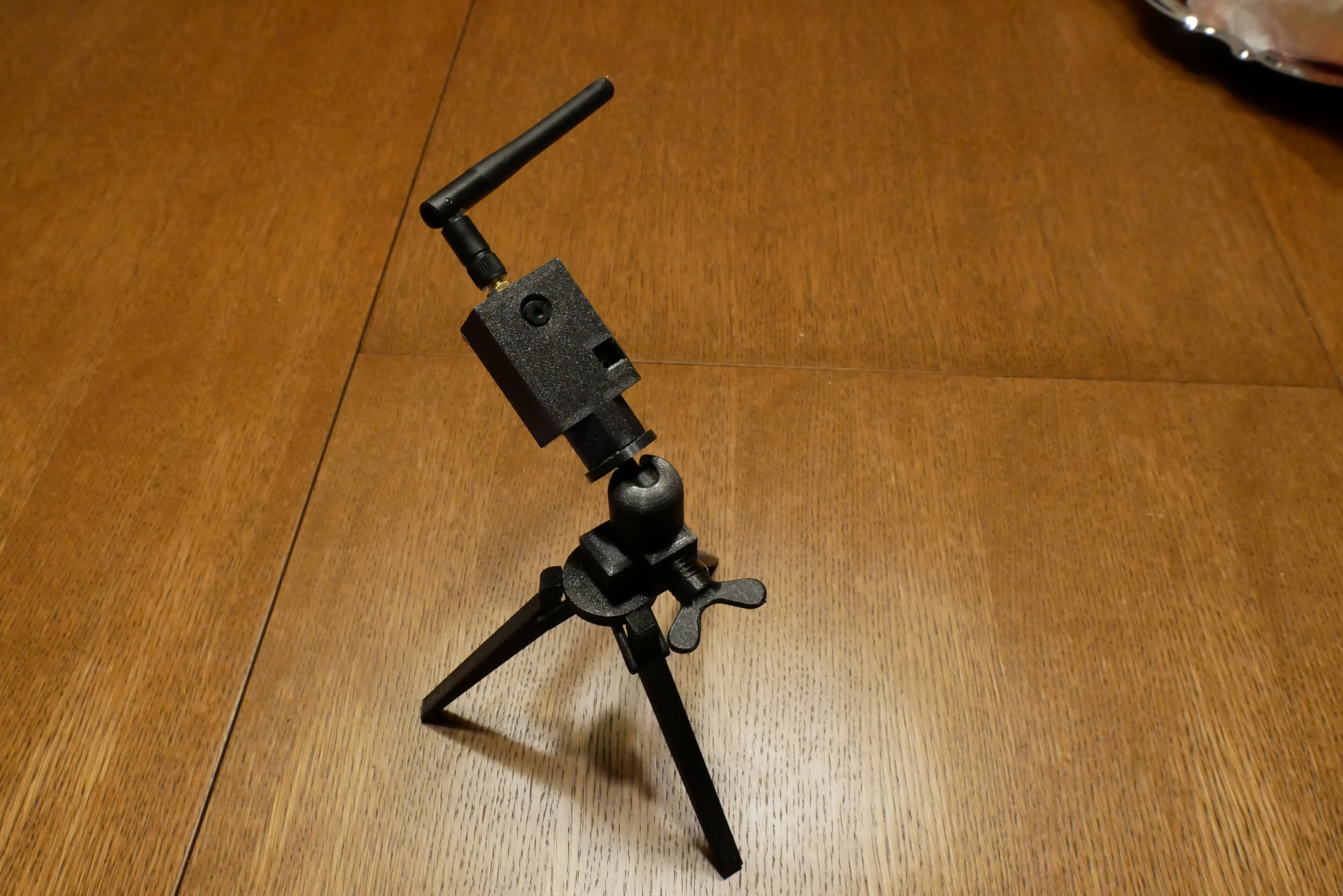 Komplettes Stativ mit Kugelkopf-Adapter und Gehäuse für eine Esp32Cam / AI Thinker