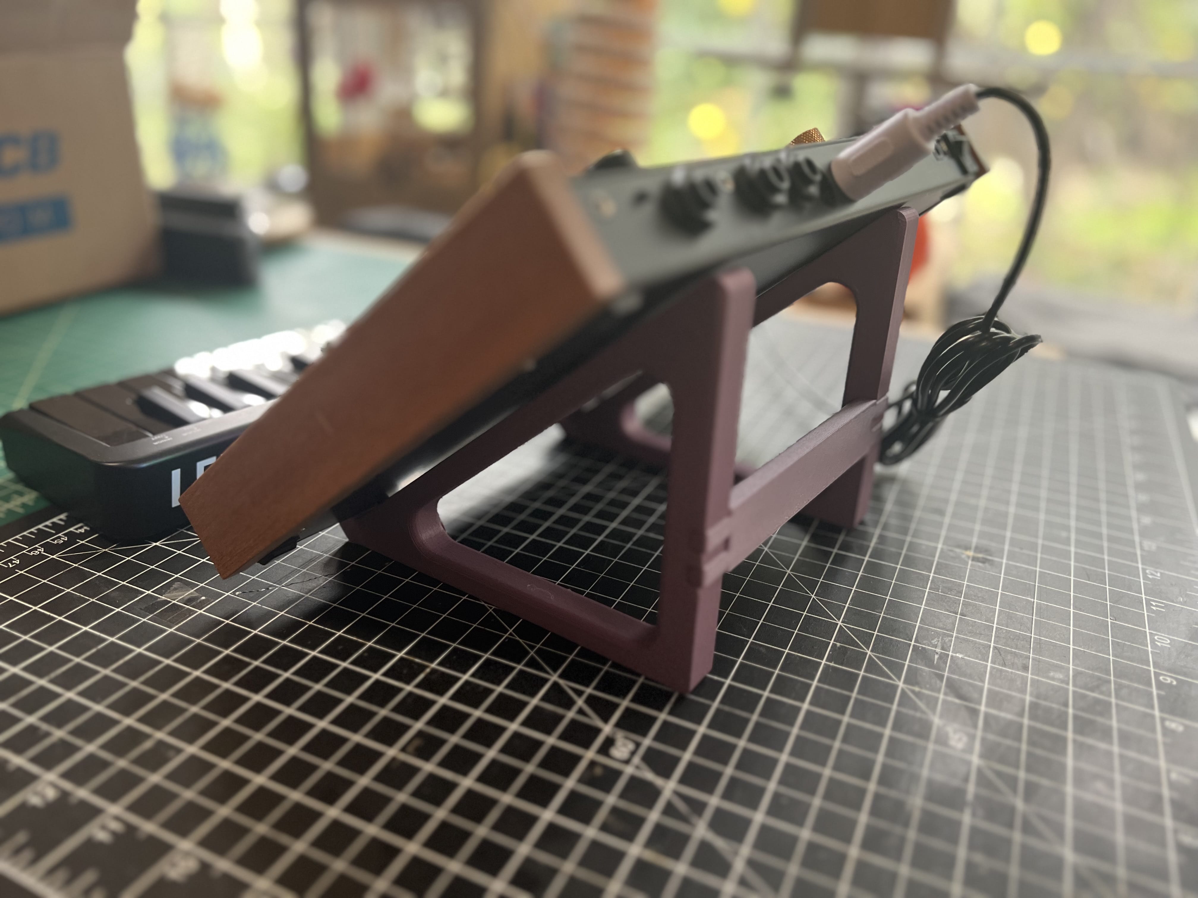 desktop-synth-stand-at-40-degrees-for-deluge-elektron-etc-by-todbot