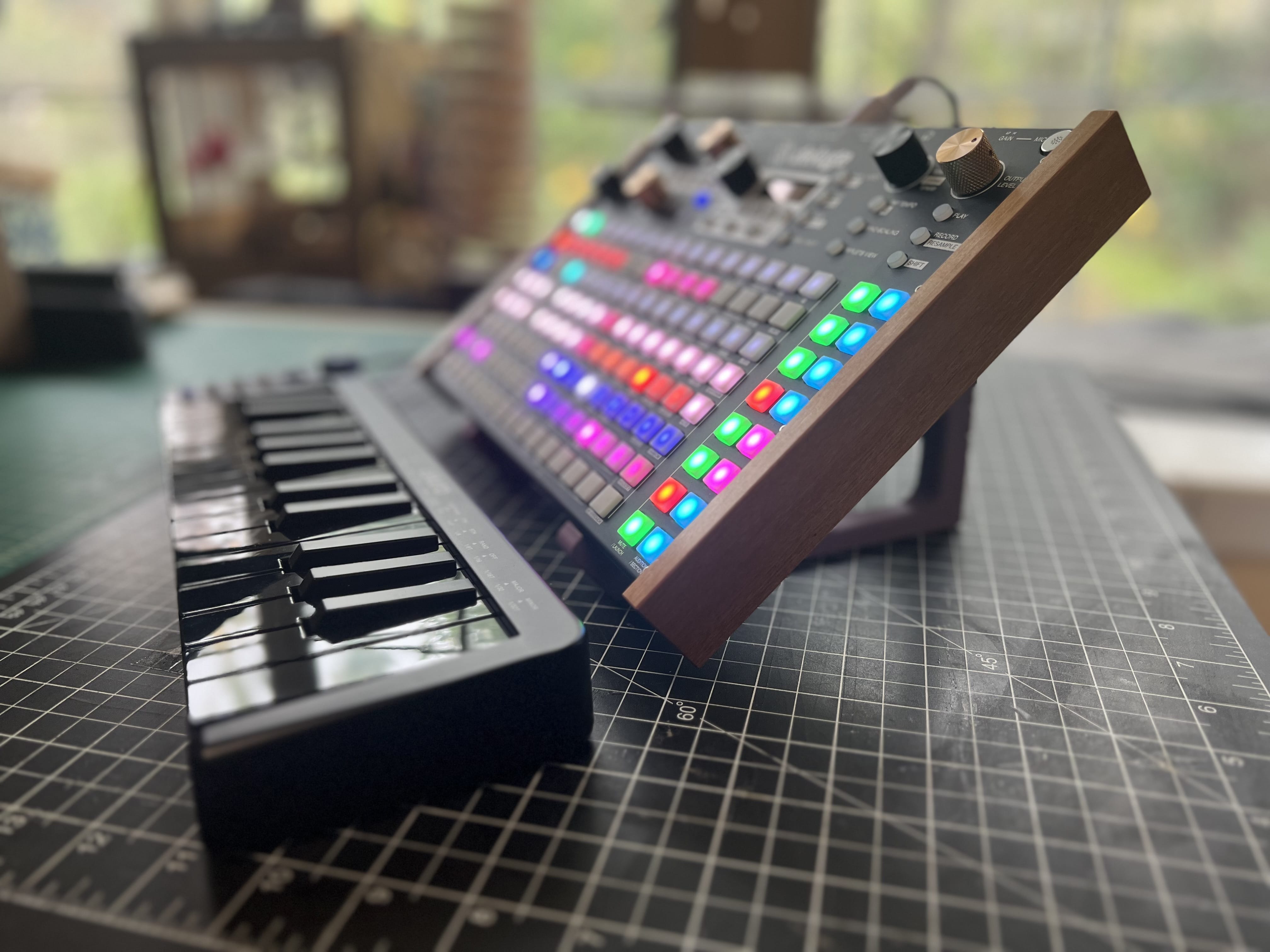 desktop-synth-stand-at-40-degrees-for-deluge-elektron-etc-by-todbot