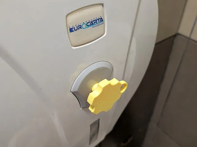Square key knob for toilet paper dispenser (6 mm square)