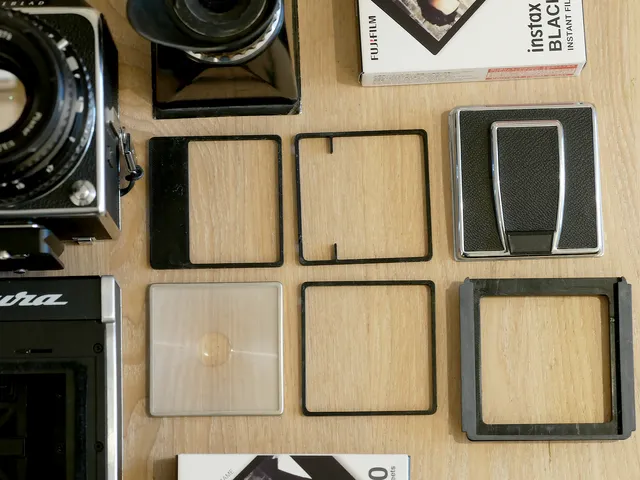 Version 2. Escura Hasselback focusing screen spacer & viewfinder holder