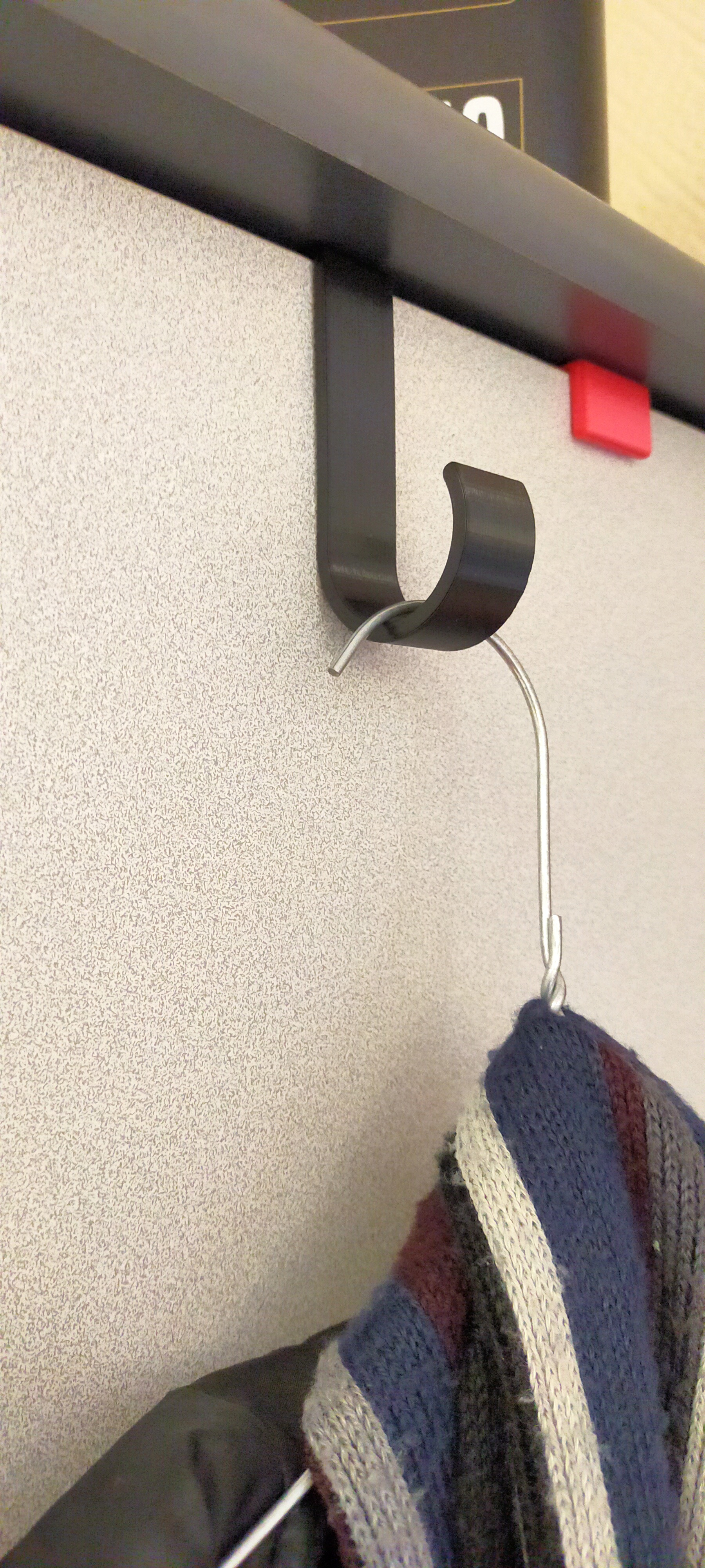 Porte manteau pour porte de placard