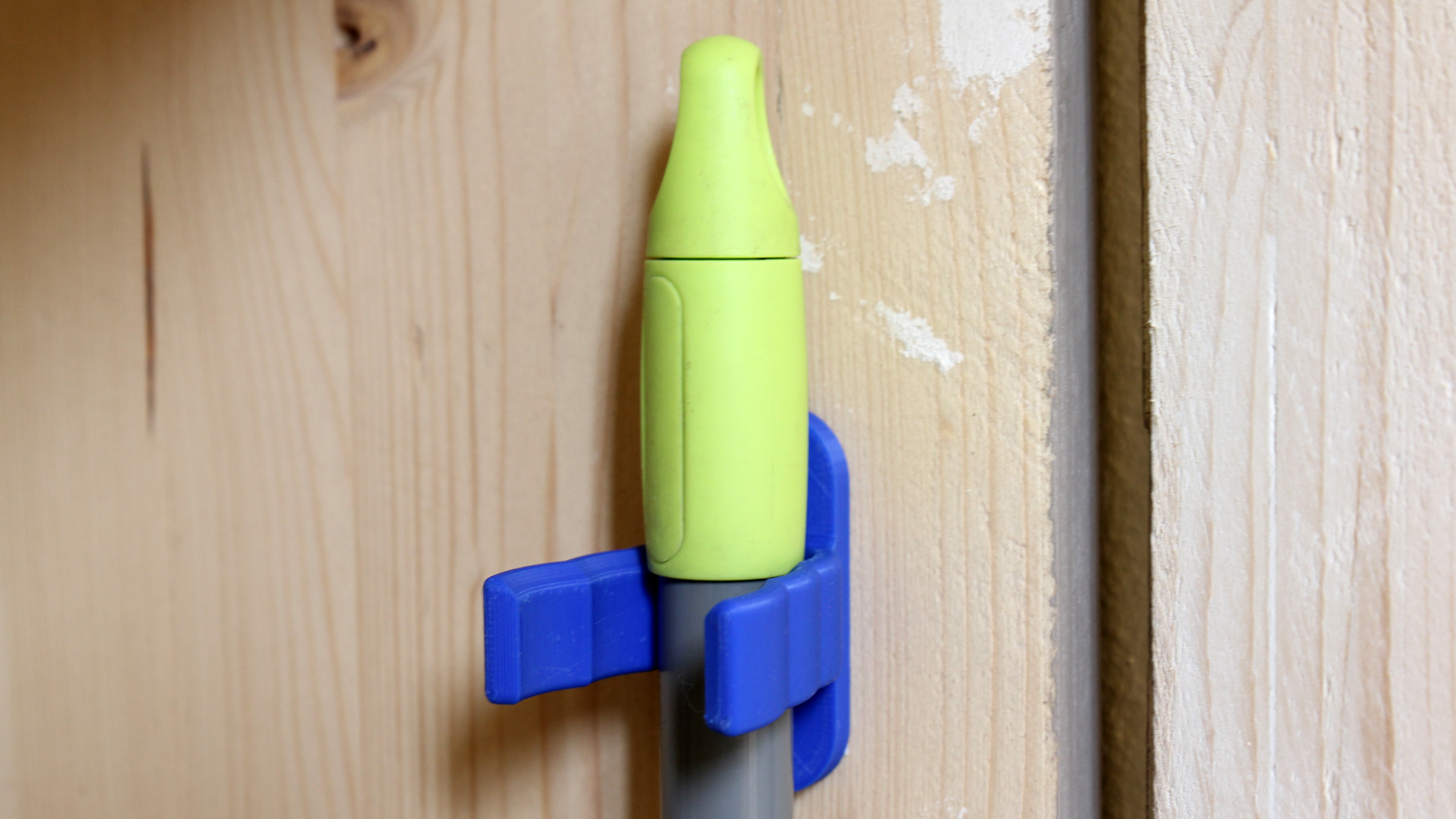 Universal broom hook