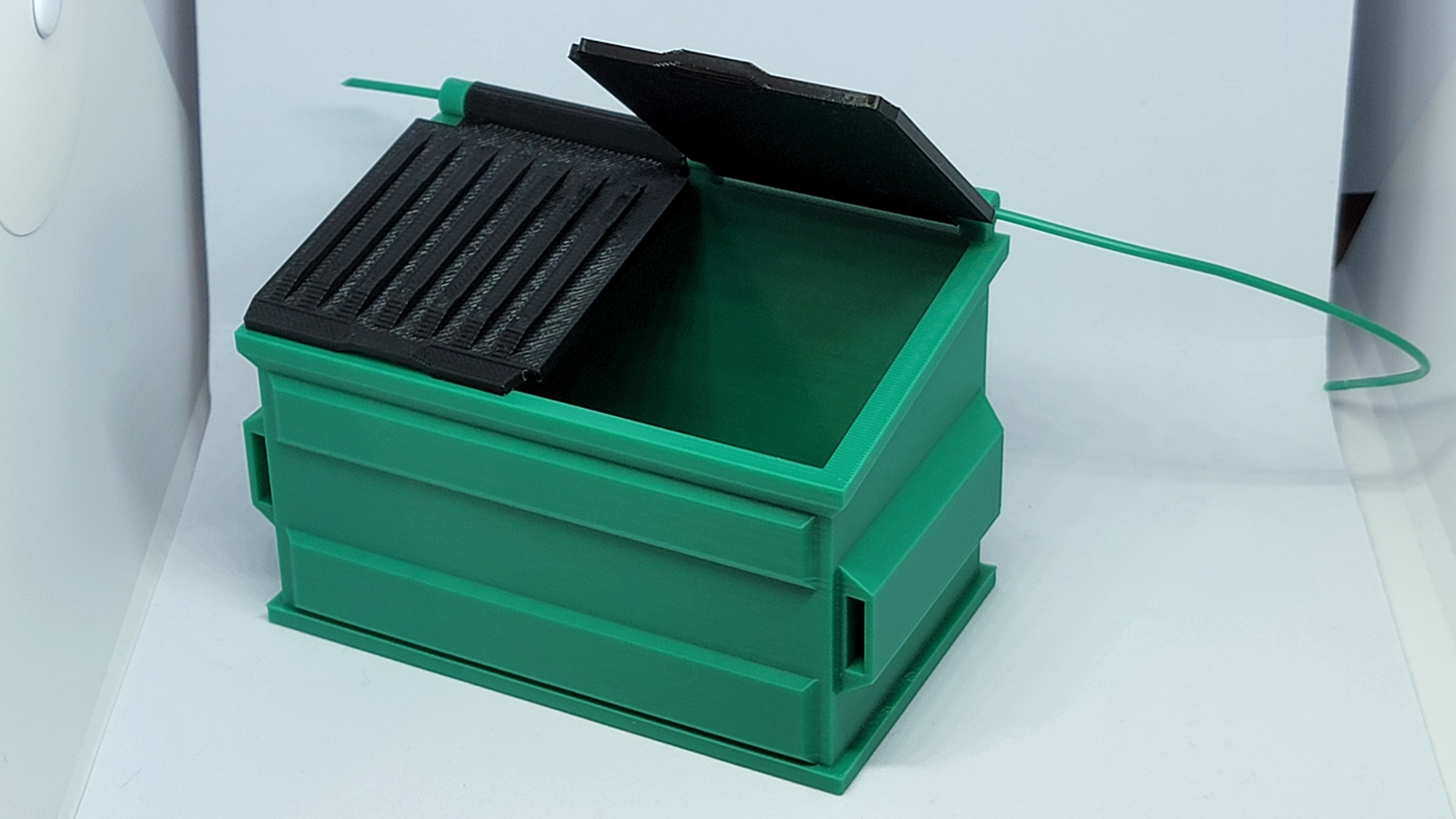 Desktop Dumpster filament hinges