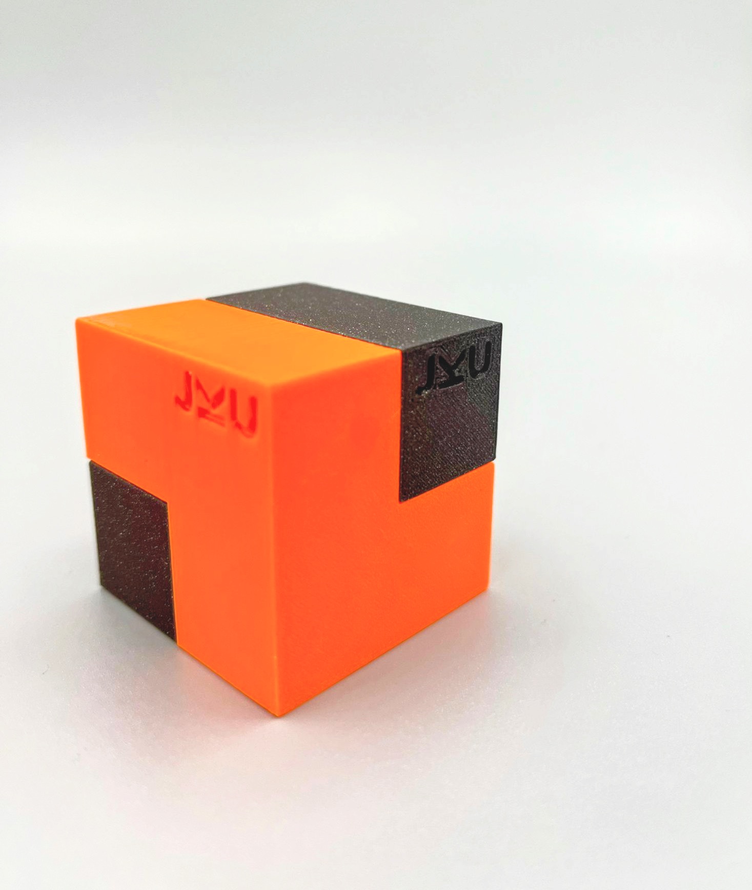 Puzzle cube, bisection: division by two - block surface