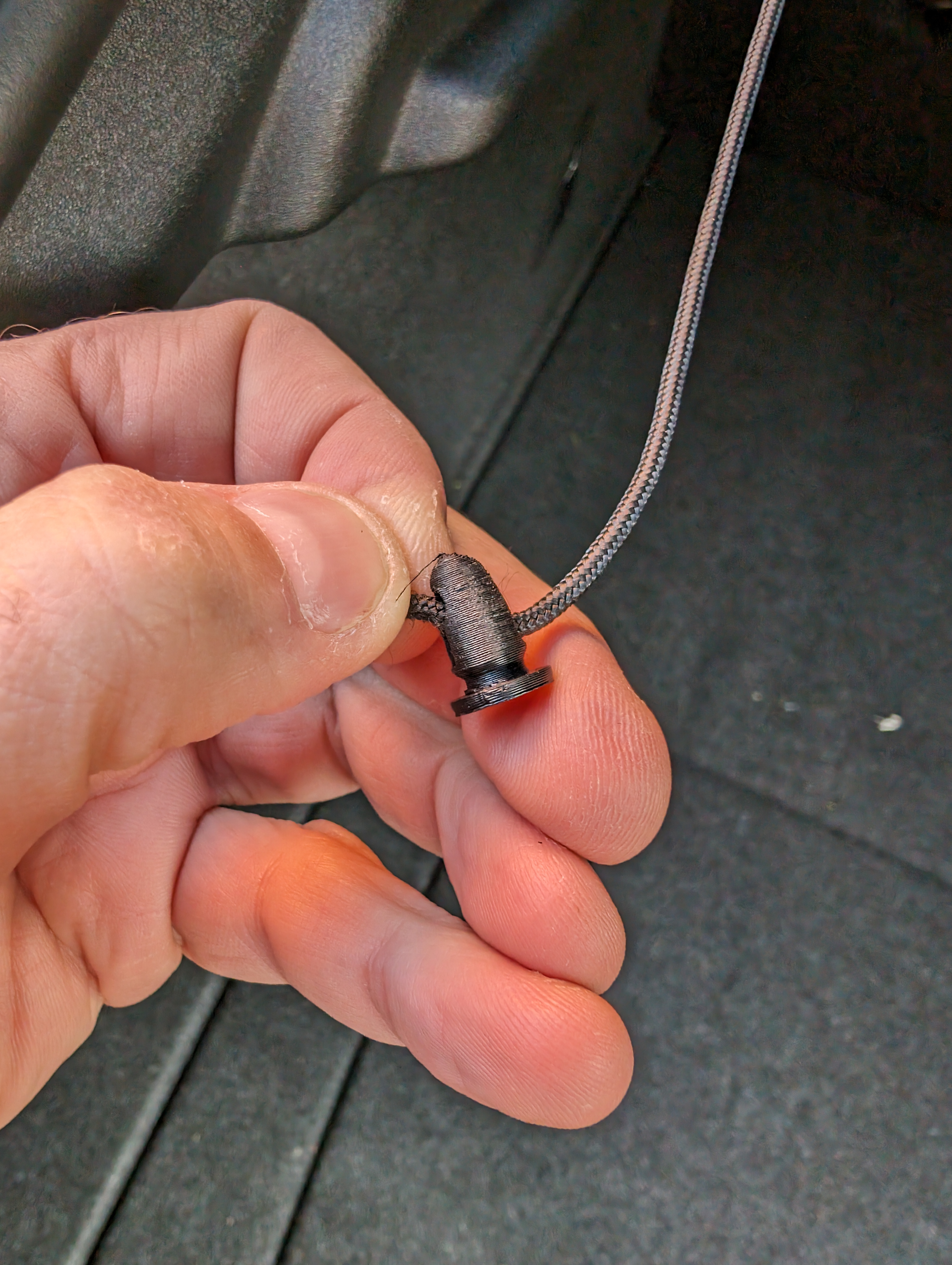 Polestar 2 parcel shelf holder plug