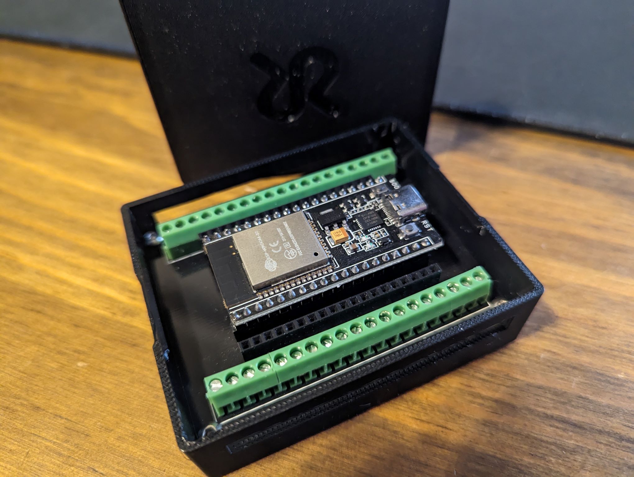 ESP32 38 pin breakout board case (snap-fit lid) by Reitangle | Download ...