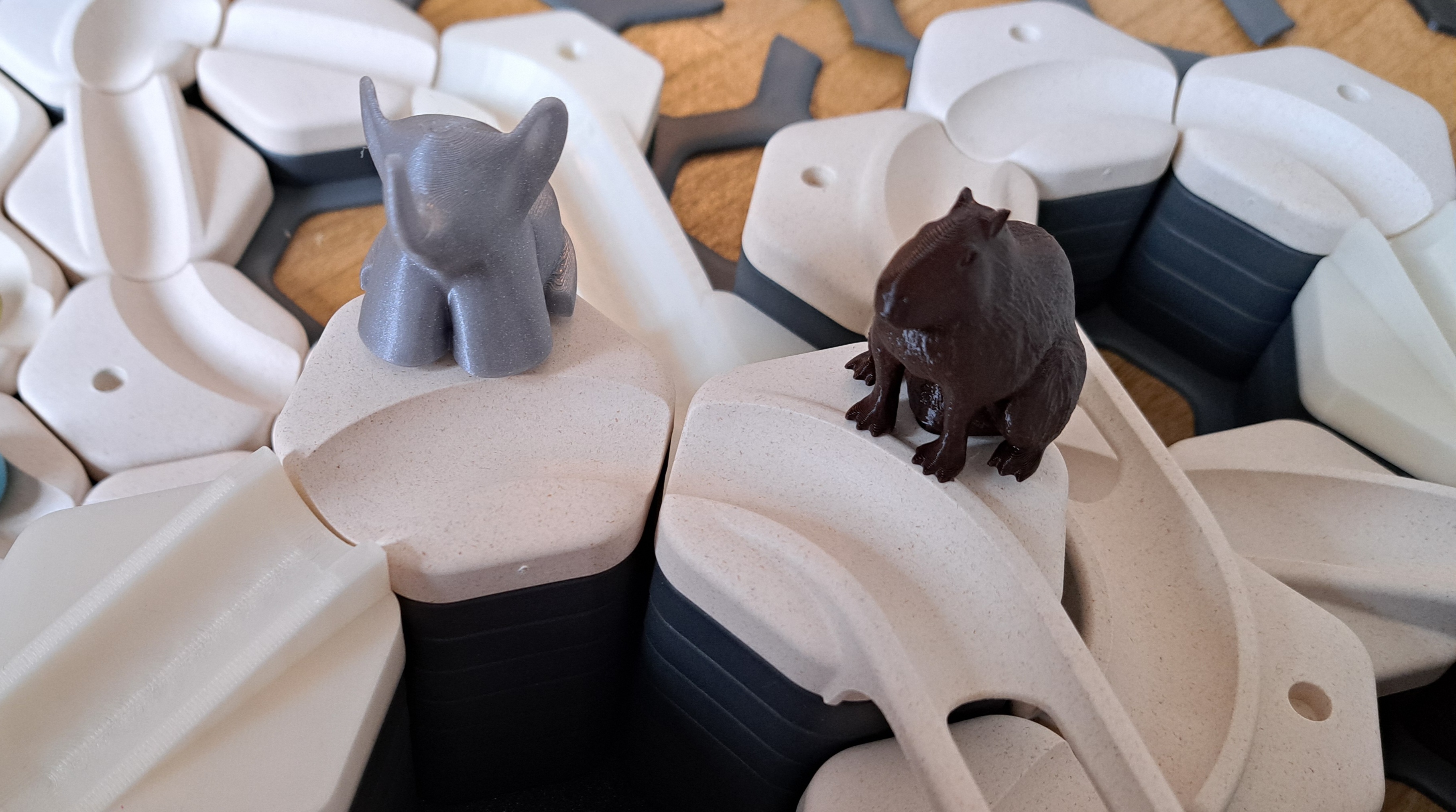 GraviTrax Junior compatible sitting capybara and elephant