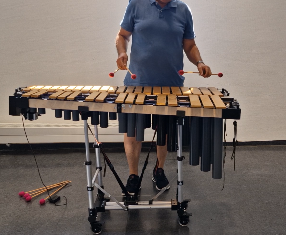 Vibraphon-Rahmen und Resonanzrohre mit Klappenwellen für Musser M55-Klangplatten
