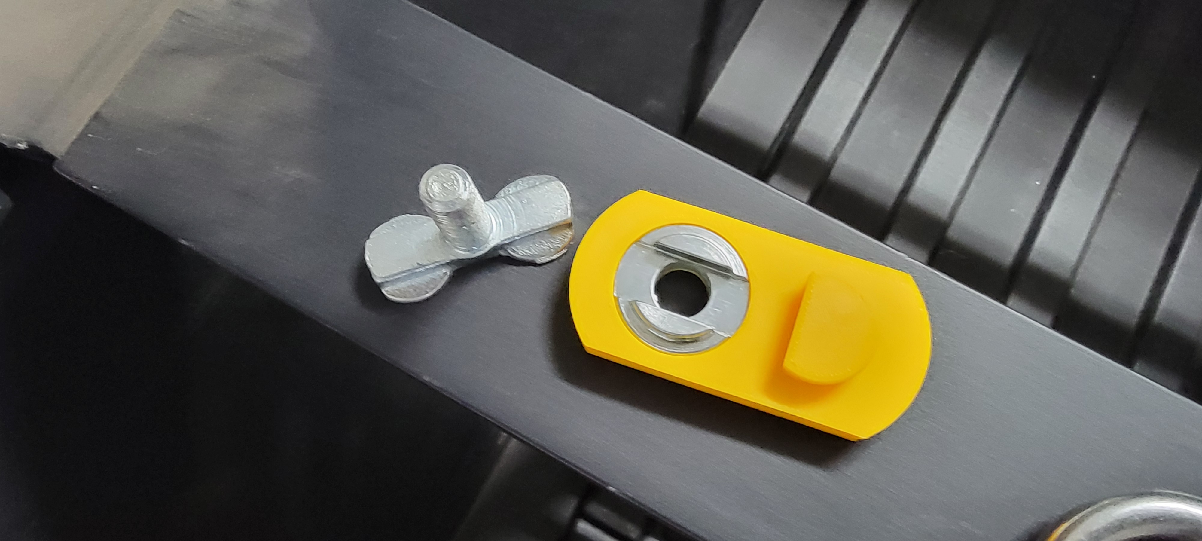 Miniatura 2 do modelo 3D L Track Stud Lockers