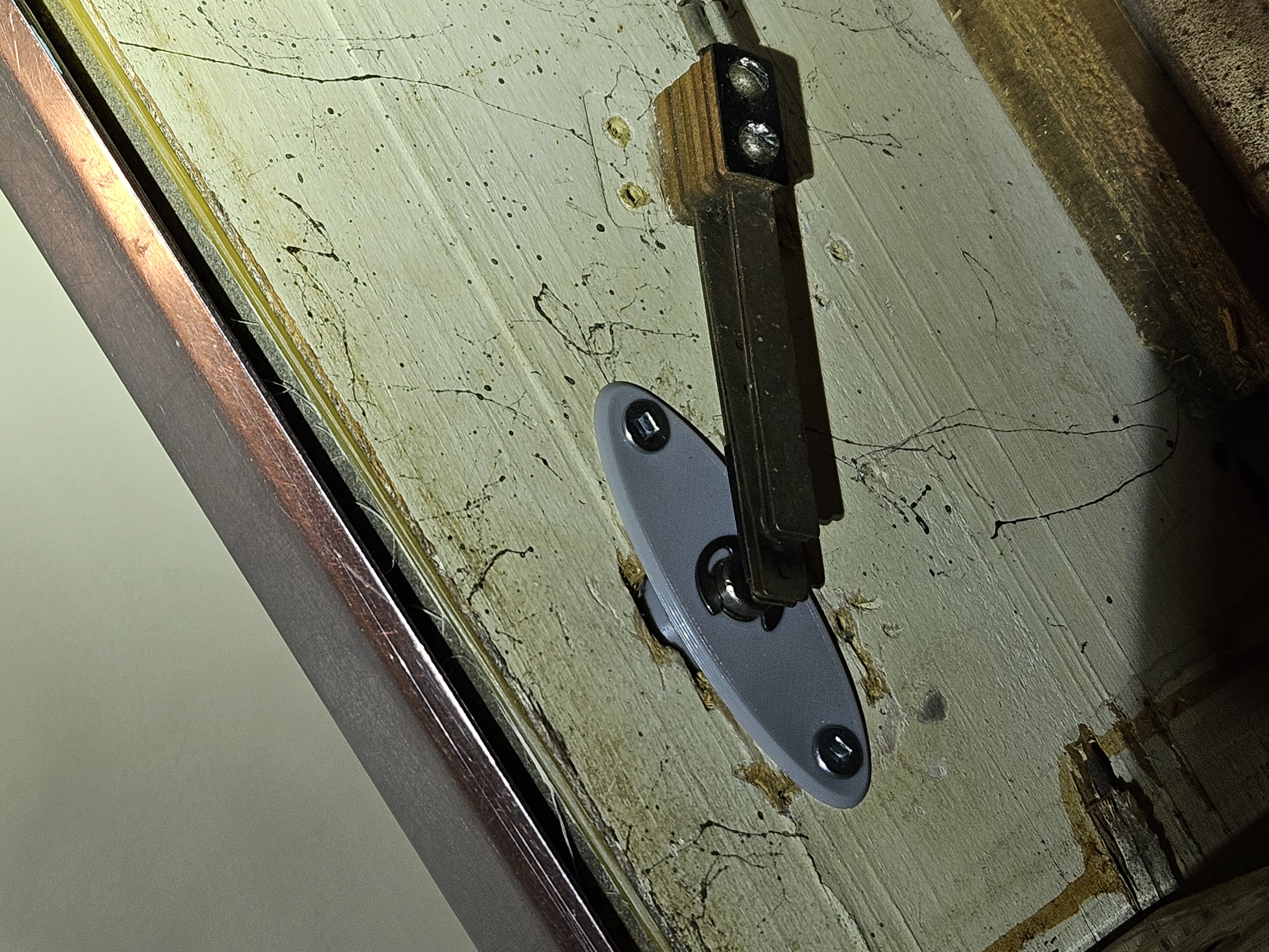 Pinball flipper button insert