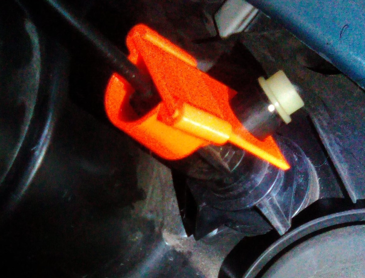 Dacia Duster - protection against accidental ejection of the headlamp height adjustment bowden