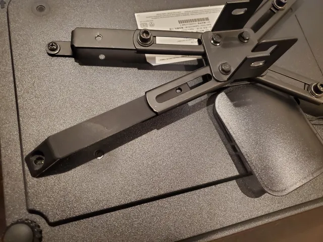 Projector mounting bracket arm