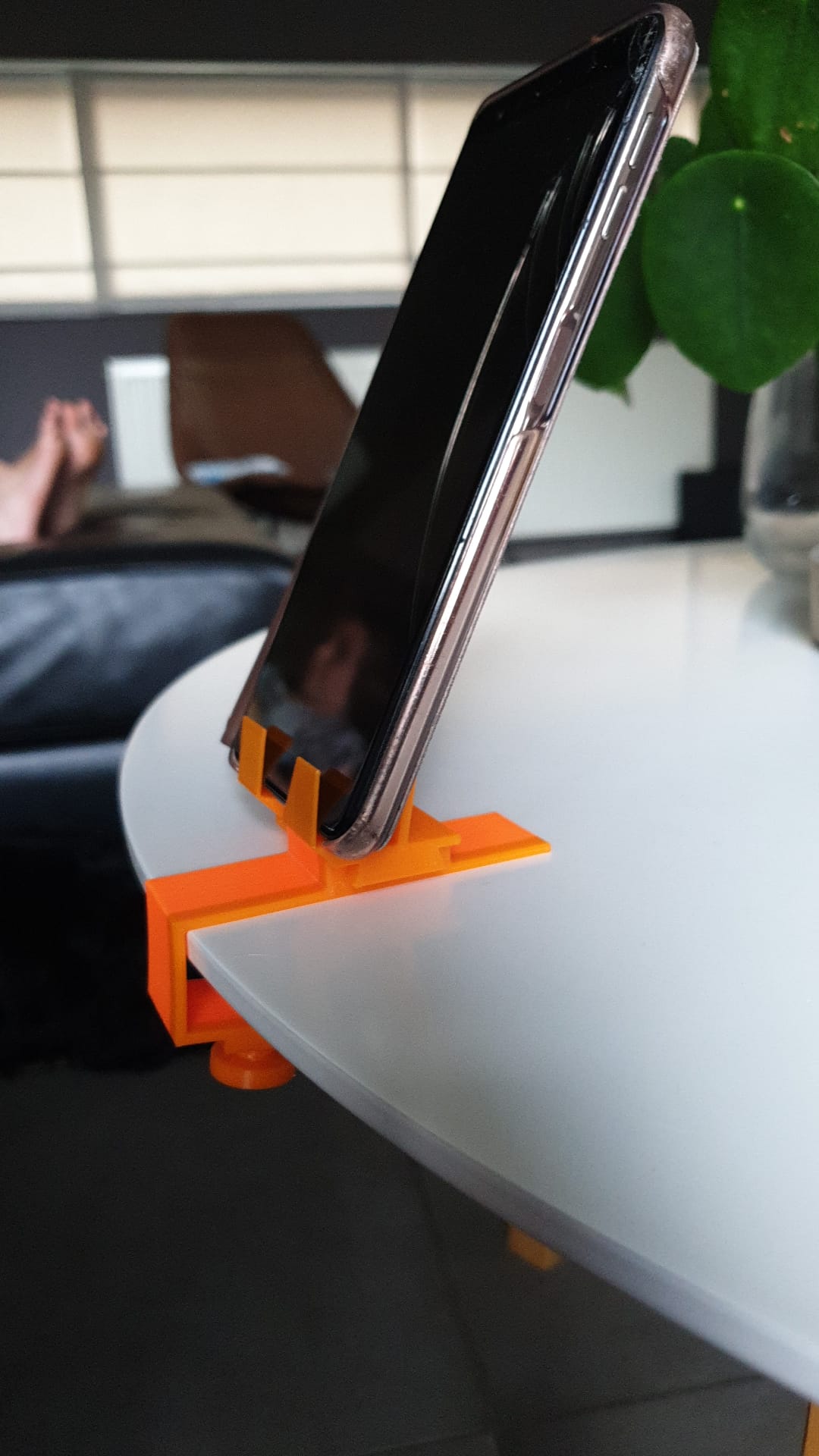 Cellphone stand with screwclamp