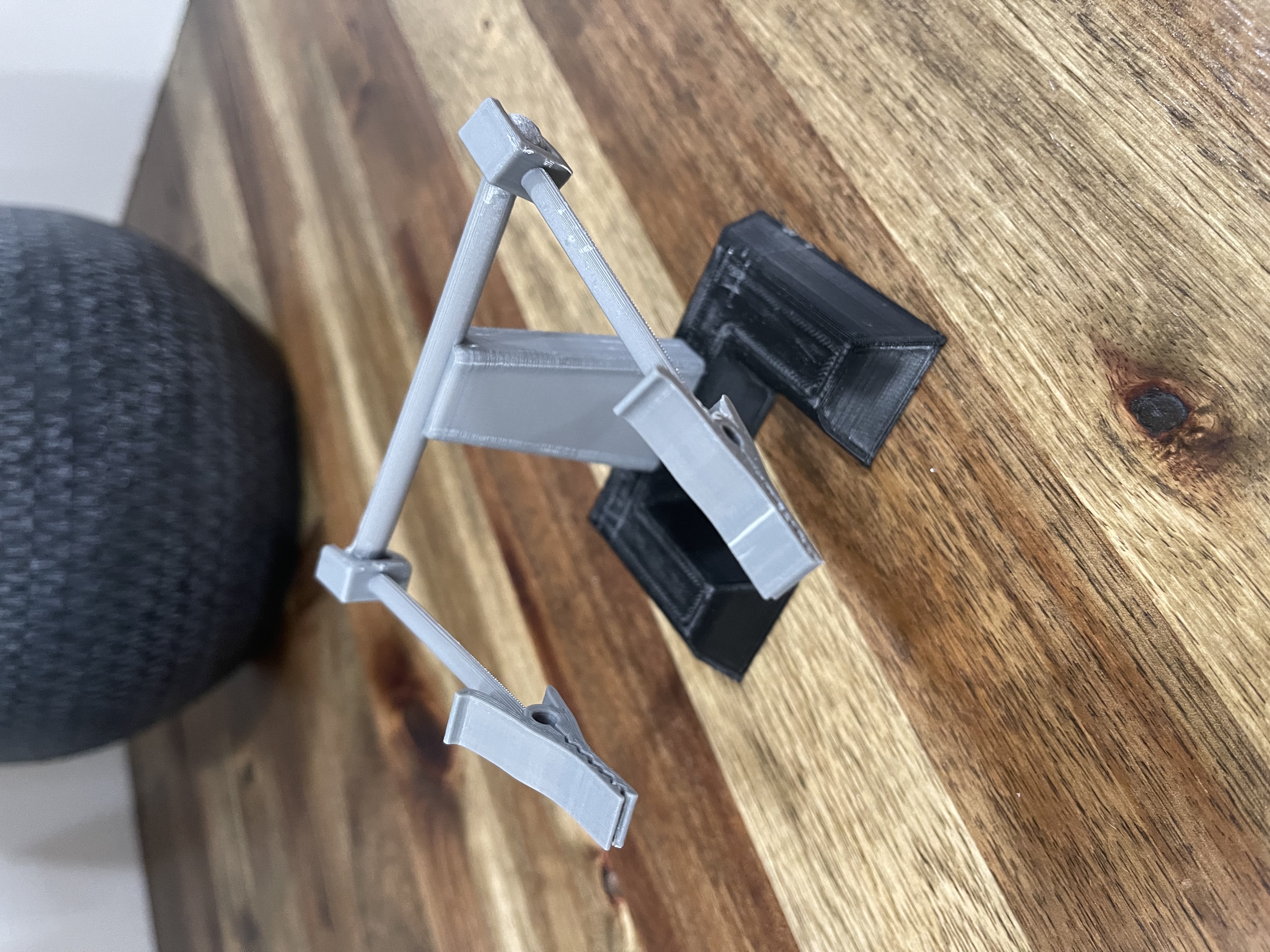 3D Printed Soldering Helping Hand with Adjustable Arms