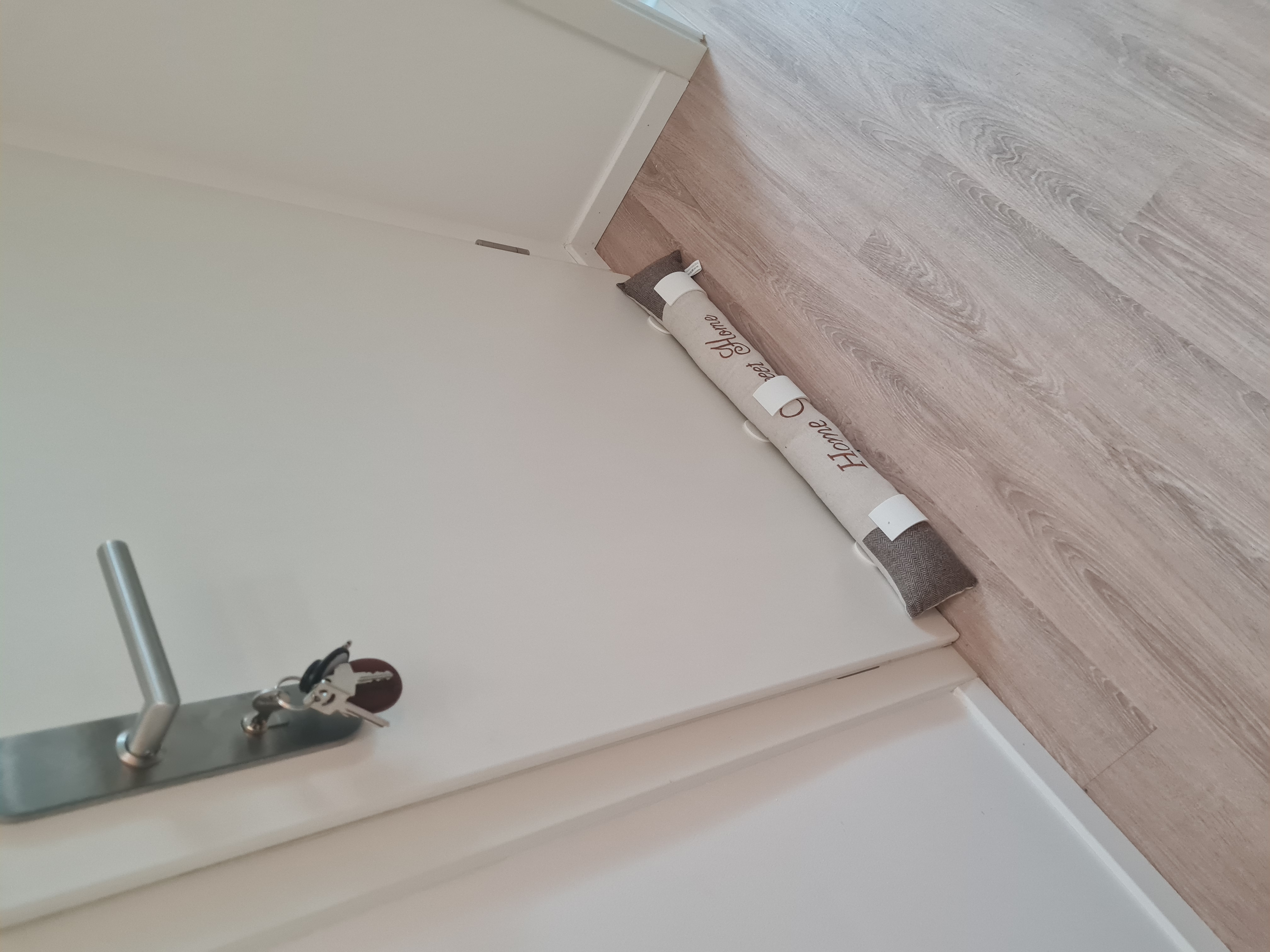 Holder for a door-windstopper/Halterung für Türzugluftstopper