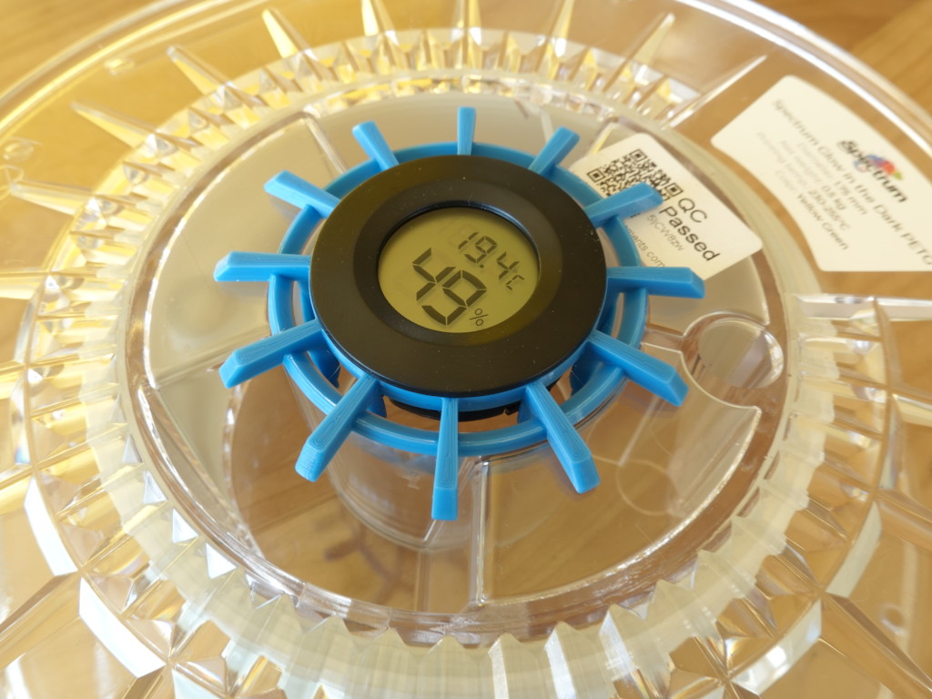 Filament spool bracket for humidity sensor