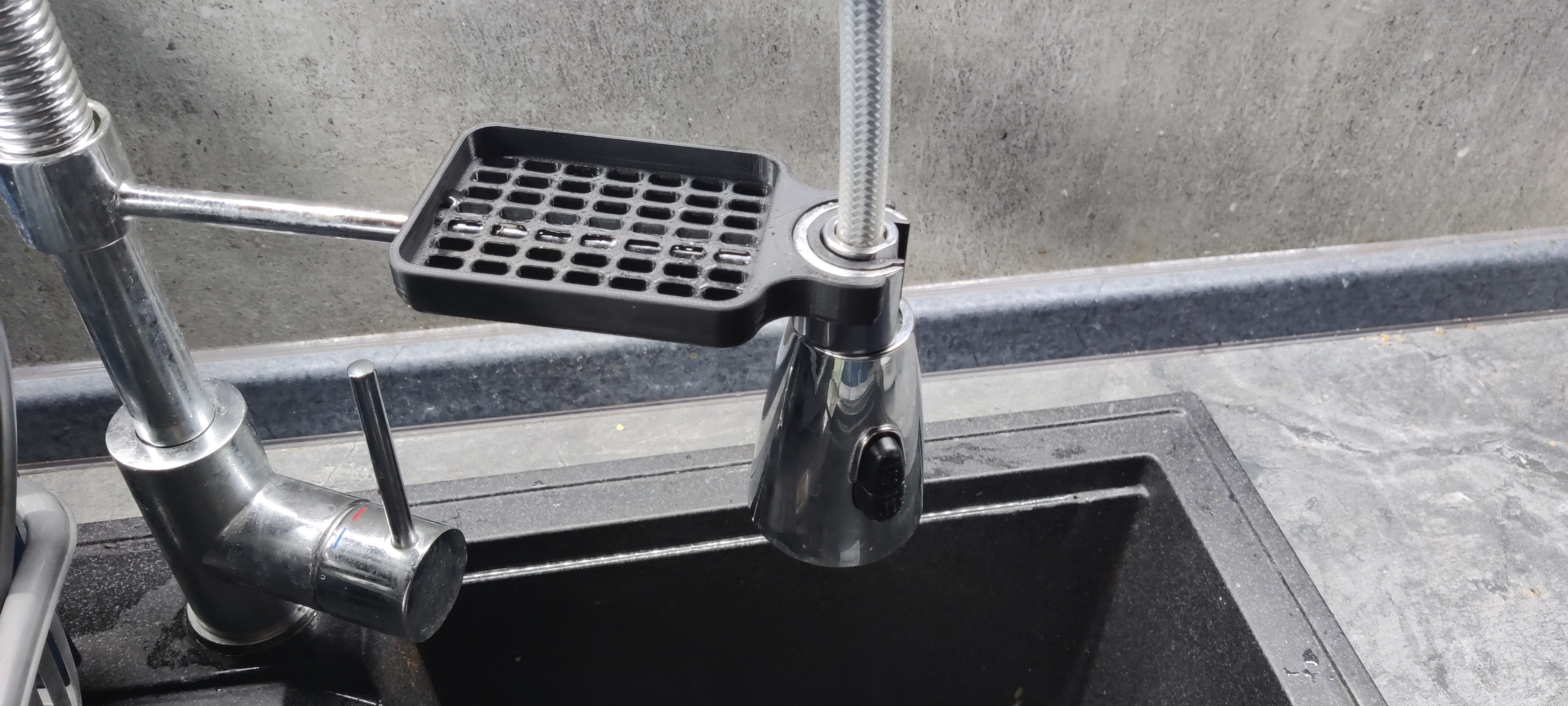 Faucet sponge holder