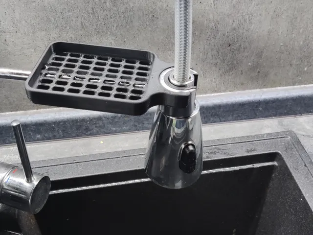 Faucet sponge holder