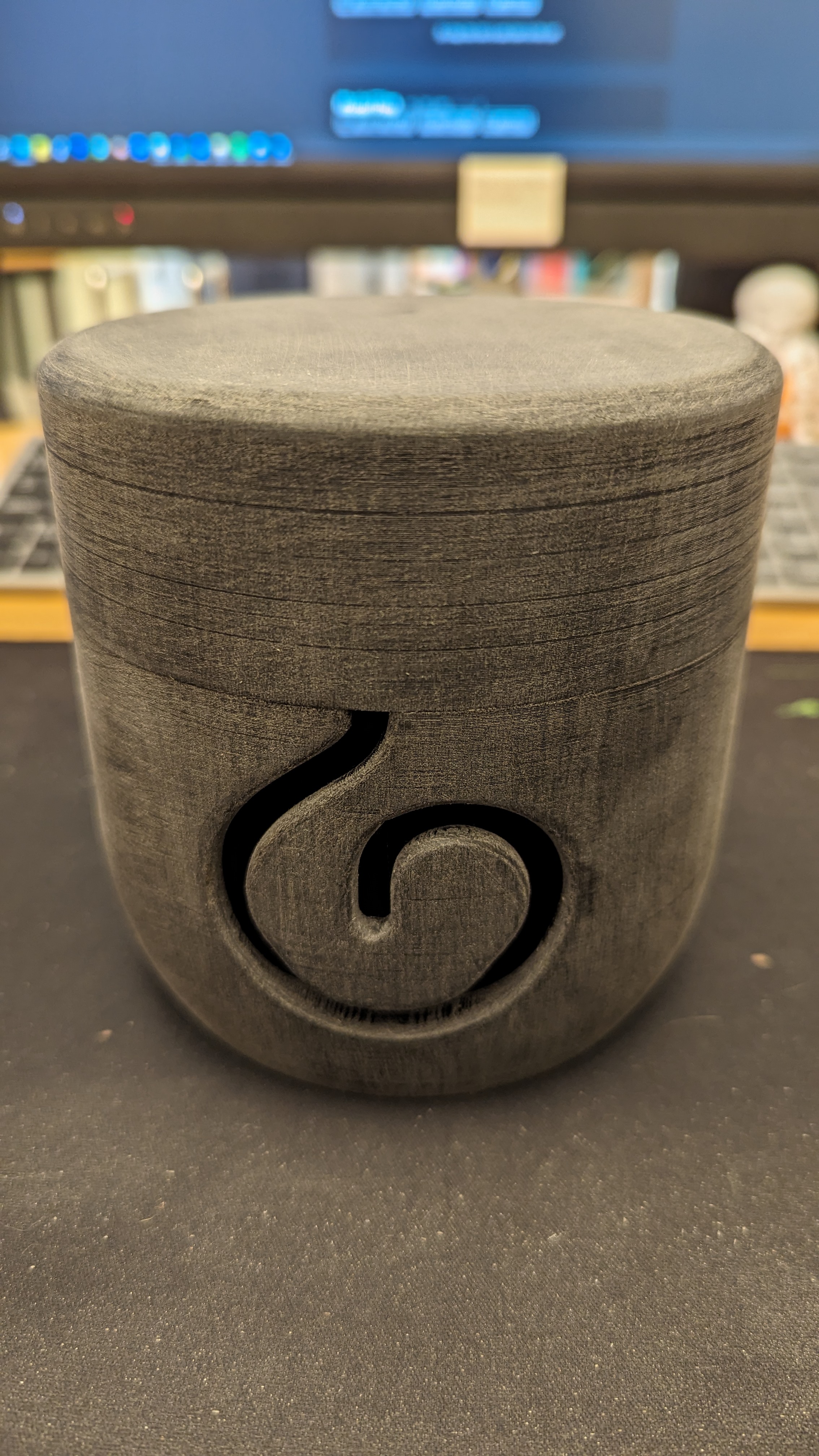 Yarn bowl with lid