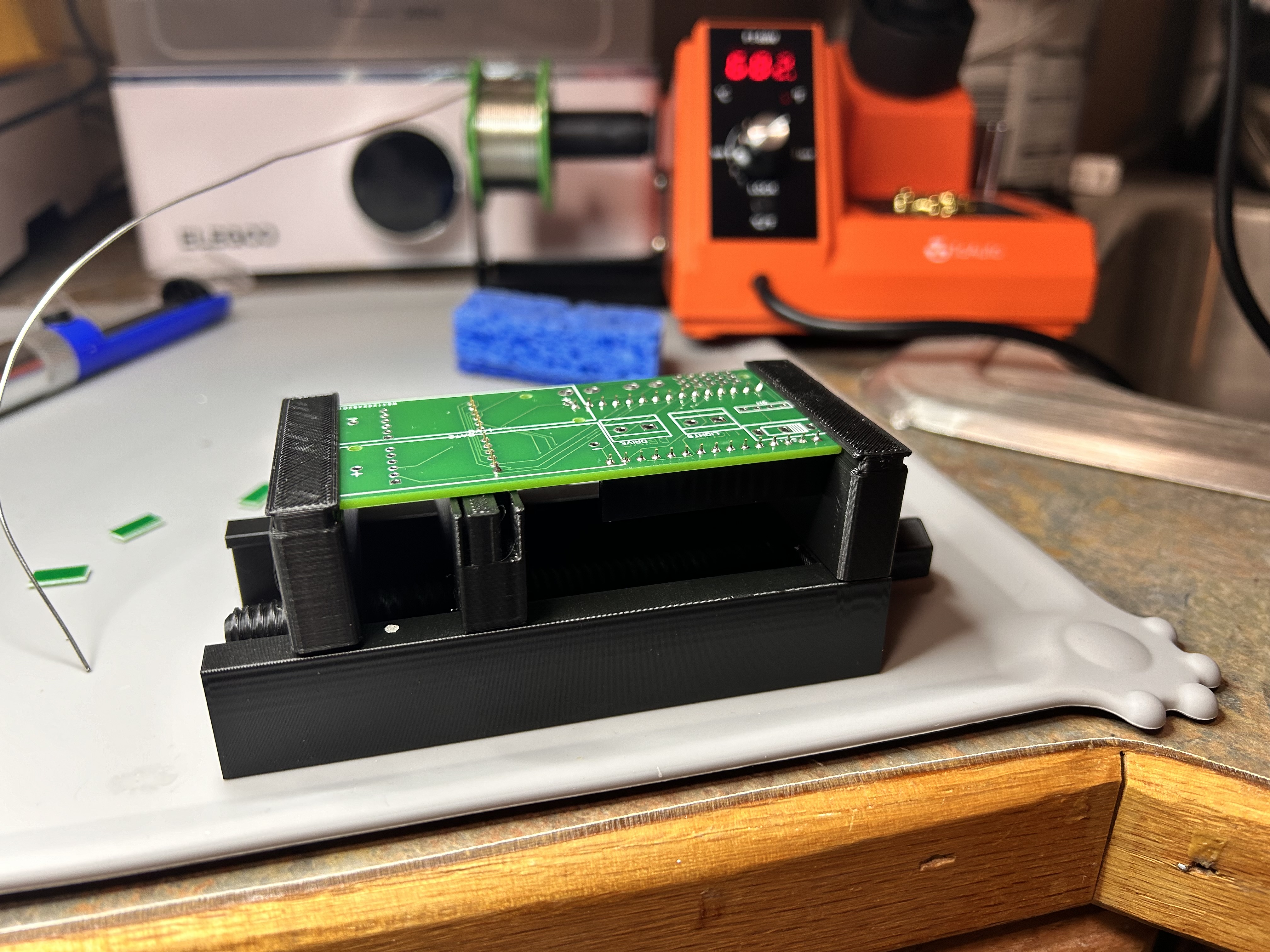 Miniatura 2 do modelo 3D Modular PCB vice