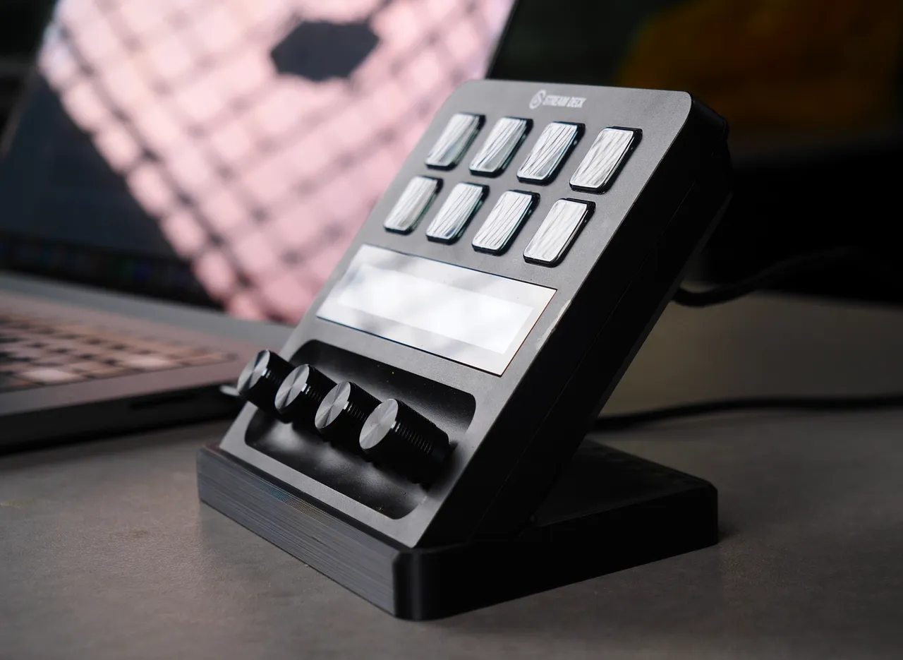 Quick-Detach Portable Stand for Stream Deck Plus od autora Jonathan Levi |  Stáhněte si zdarma STL model | Printables.com