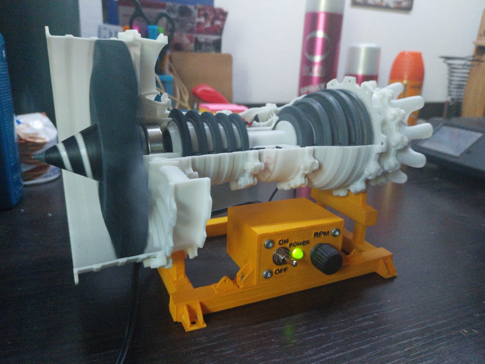 ENGINE WITH SPEED REGULATOR FOR JET ENGINE MODEL 60%