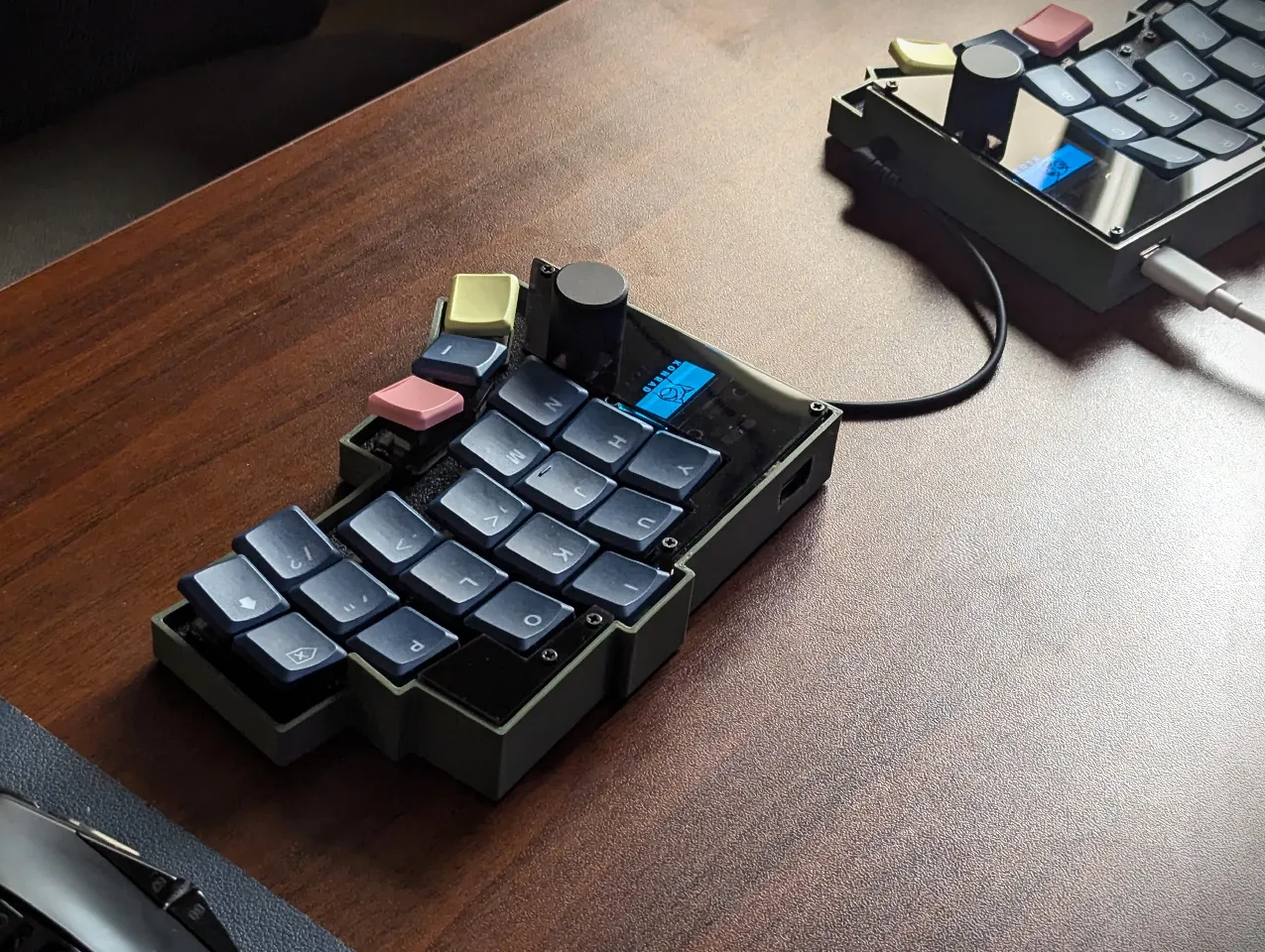 Klor Konrad 3D-printed keyboard case for top-mounted MCU by
