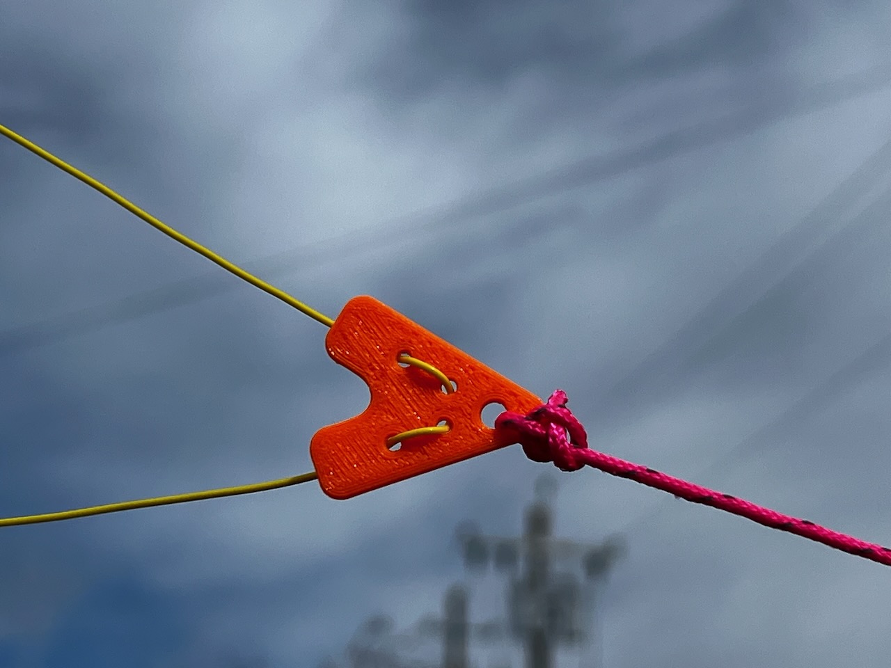 Corner pieces and feedpoint for field-deployed delta loop antenna