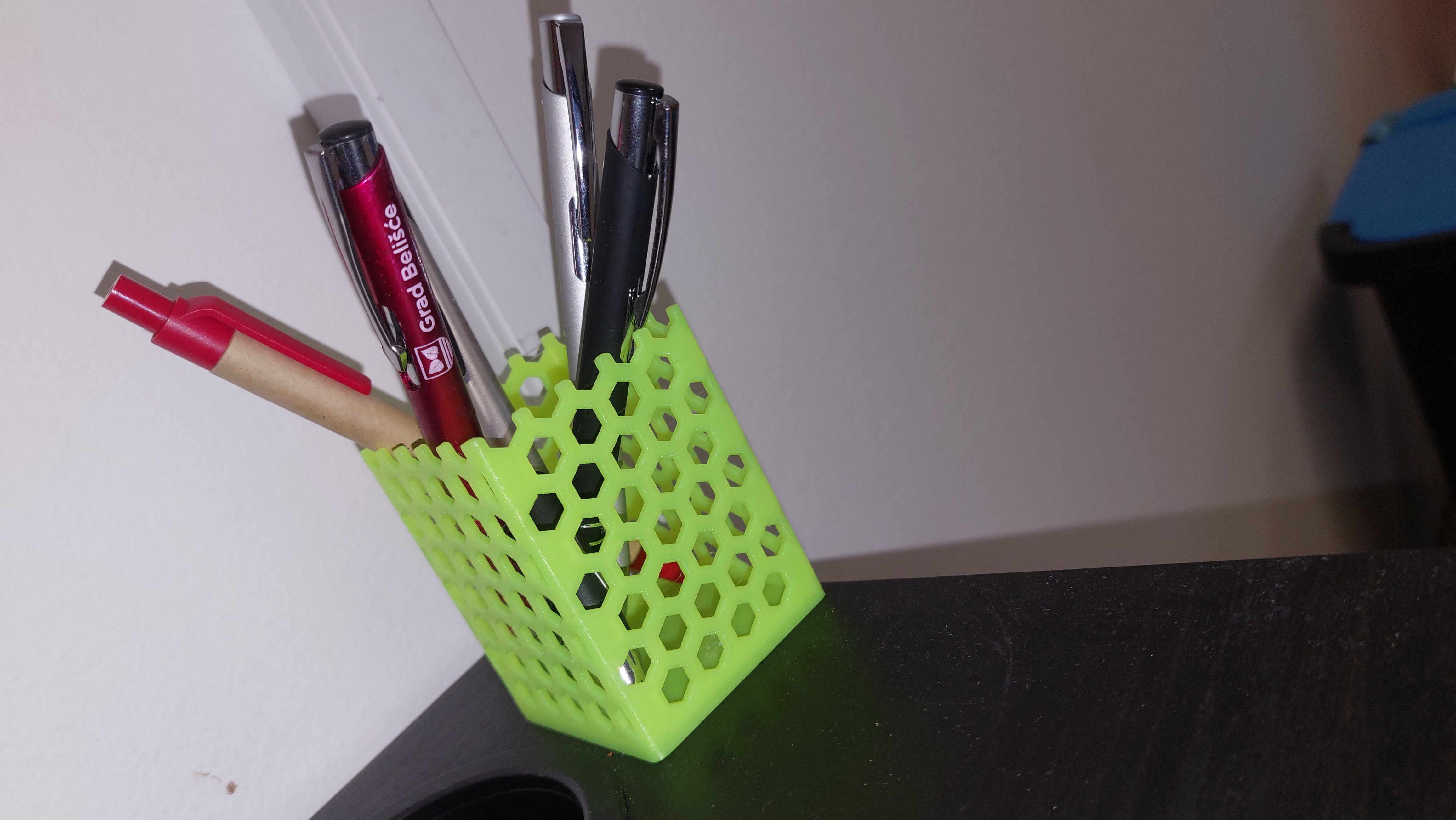 Pencil holder (honeycomb pattern)