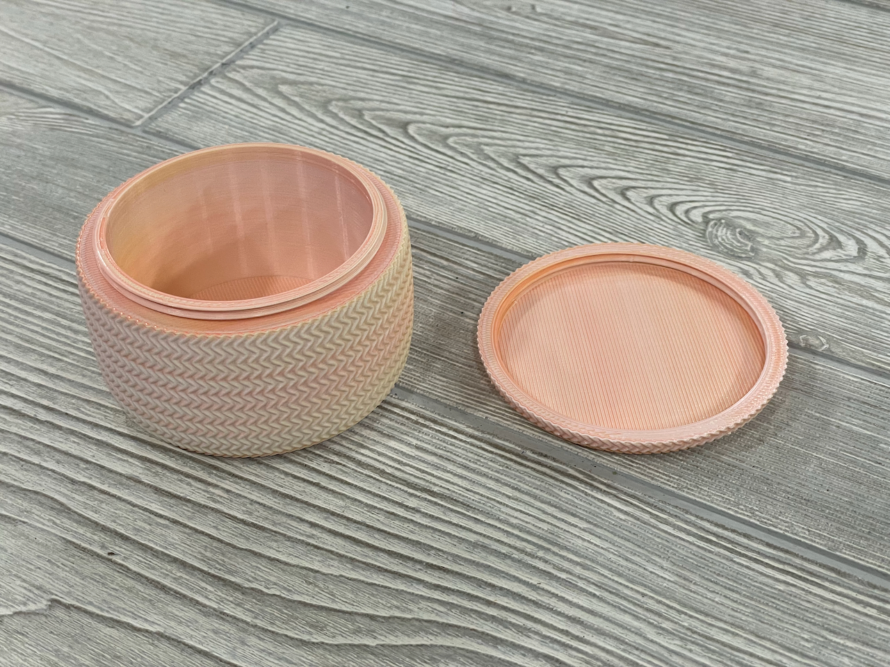 Canister with screw on lid - Squiggly zig zag pattern