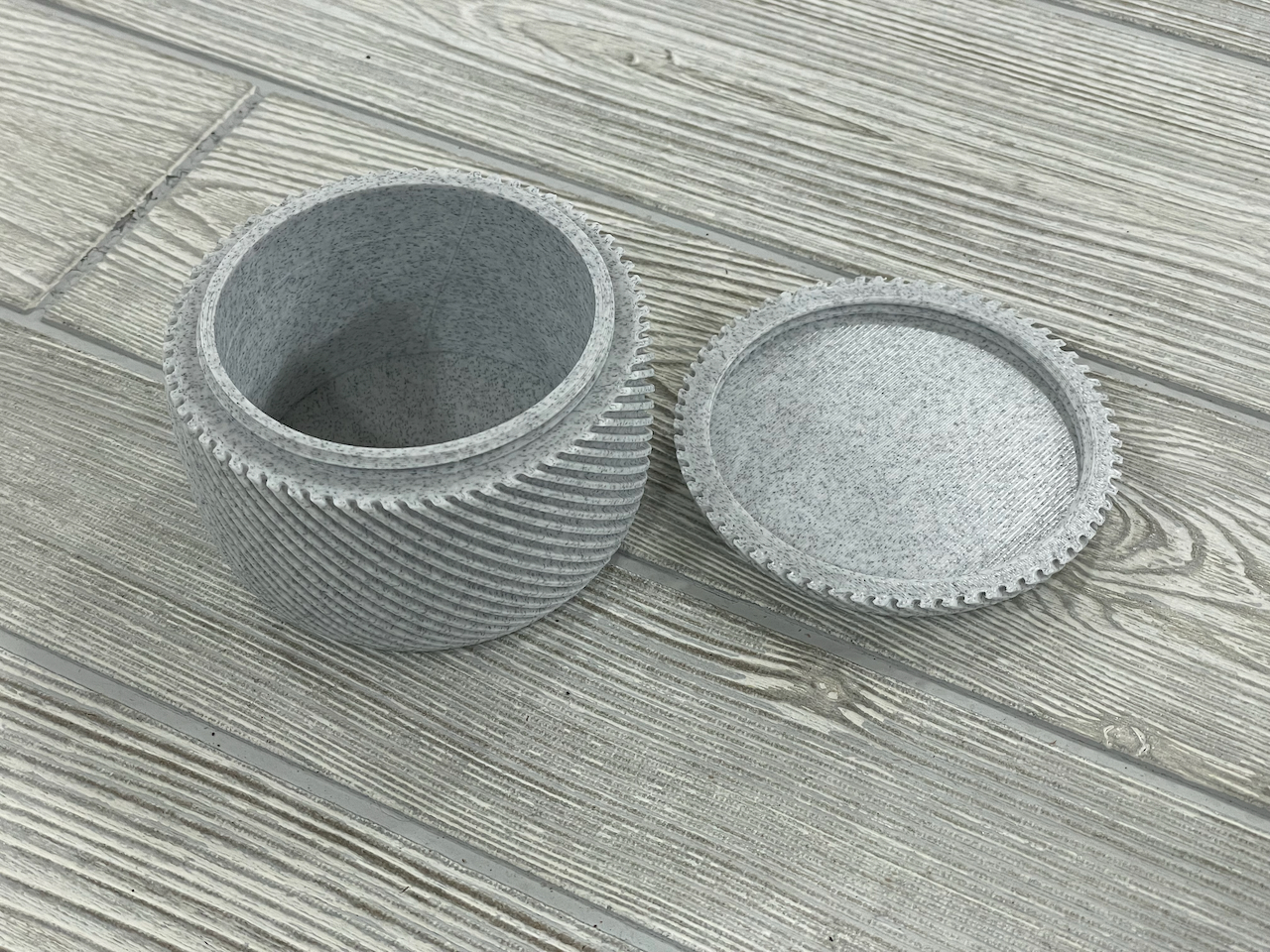 Canister with screw on lid - diagonal line pattern