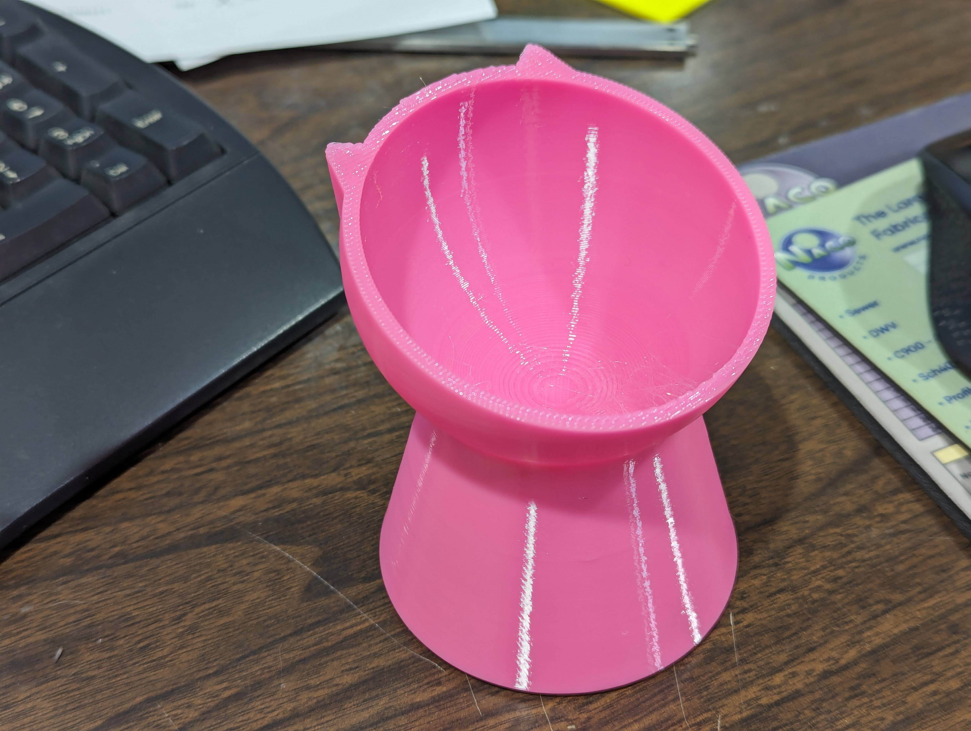 Standing cat bowl with integrated counterweight pocket