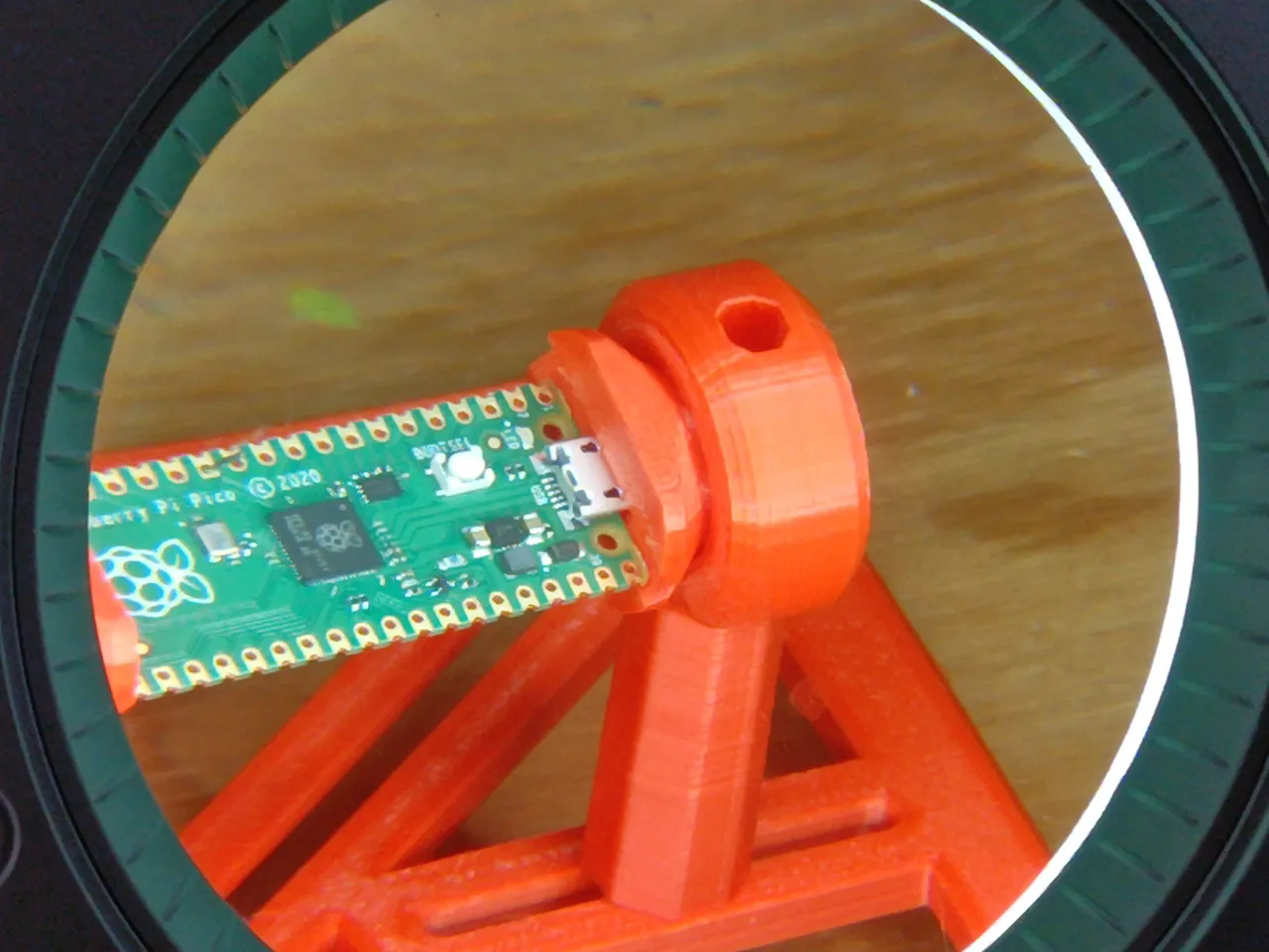 Rotating PCB Holder And Soldering Assistant by Vik
