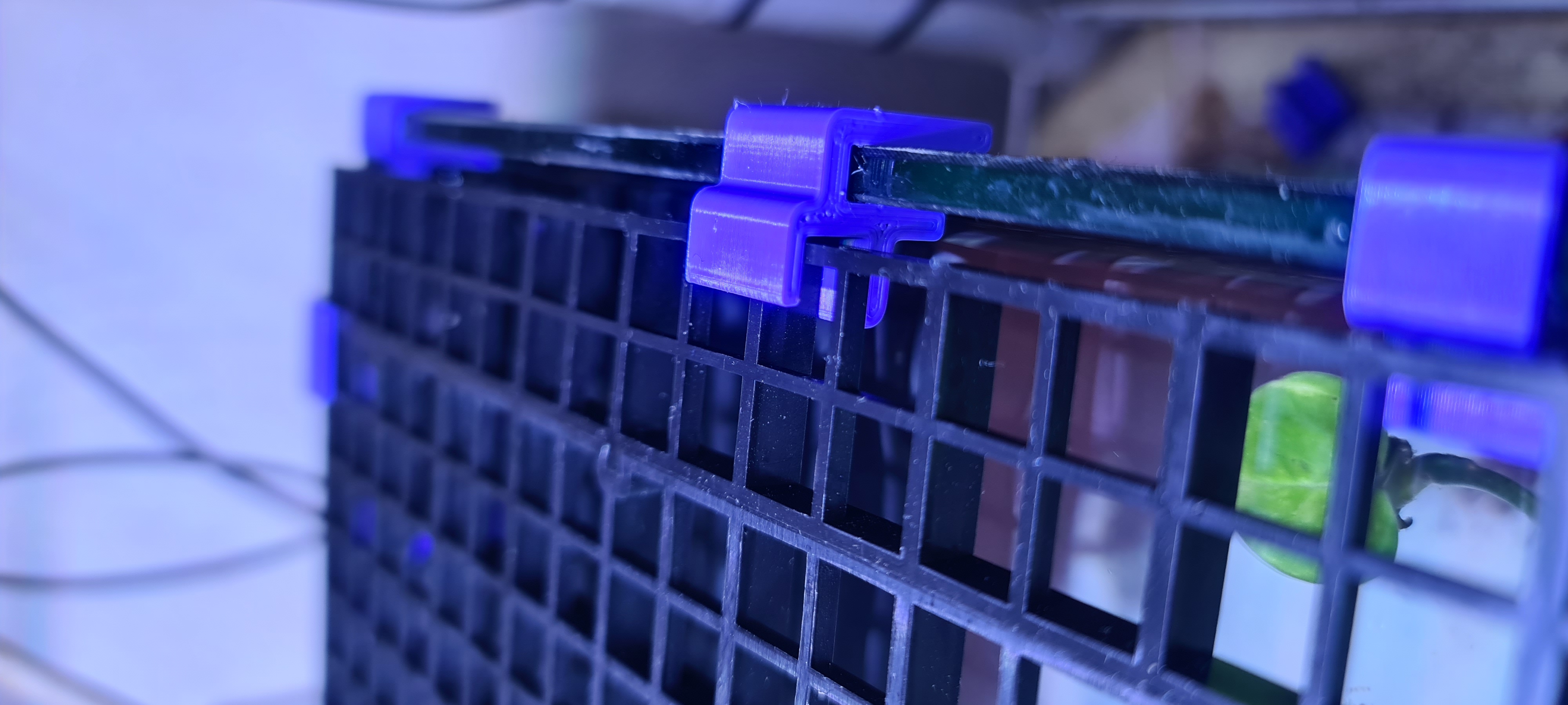 Aquarium Egg Crate Lid Holder by Aloysius Nico Download free STL