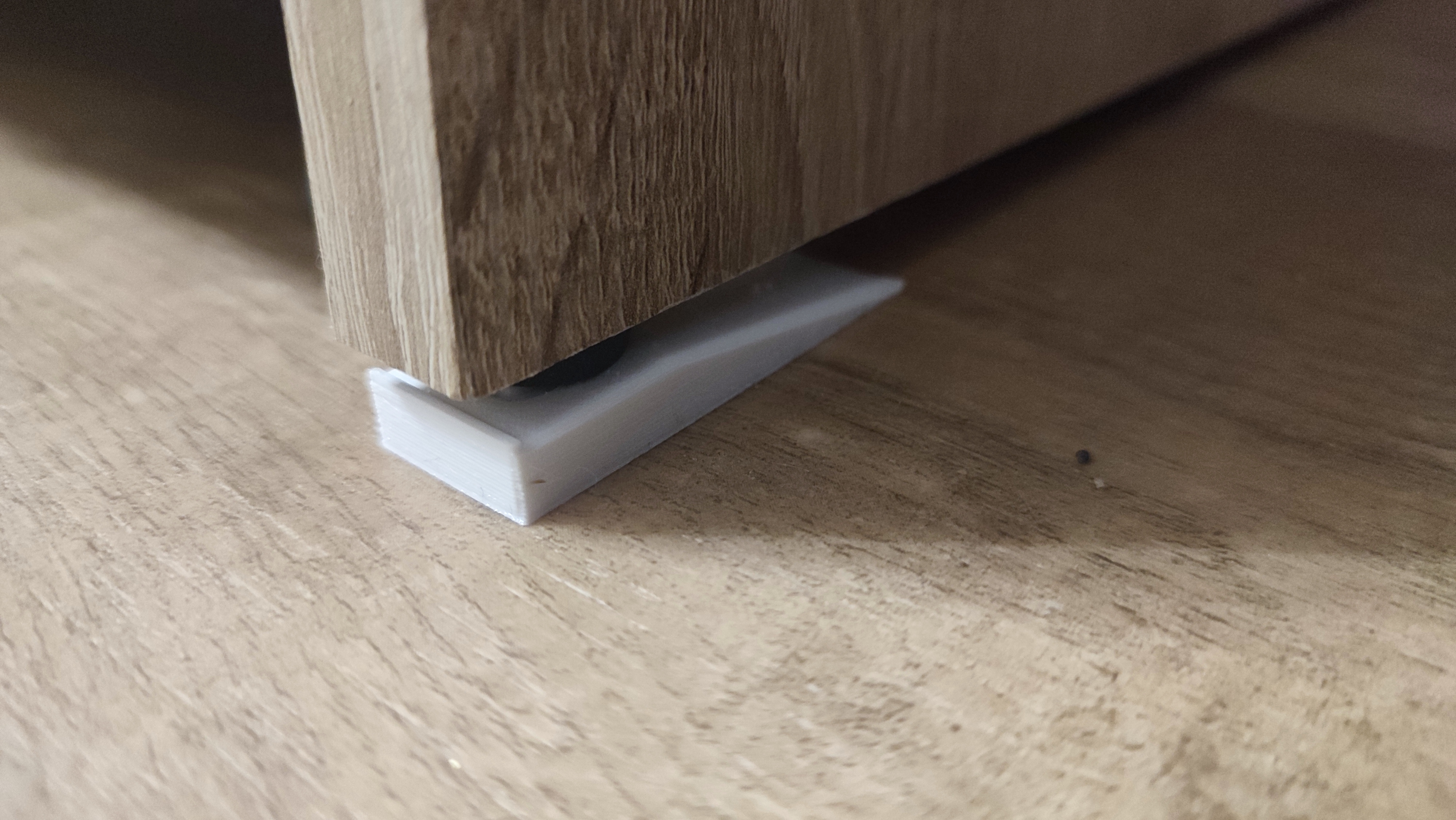 Wedge under furniture / klínek pod nábytek