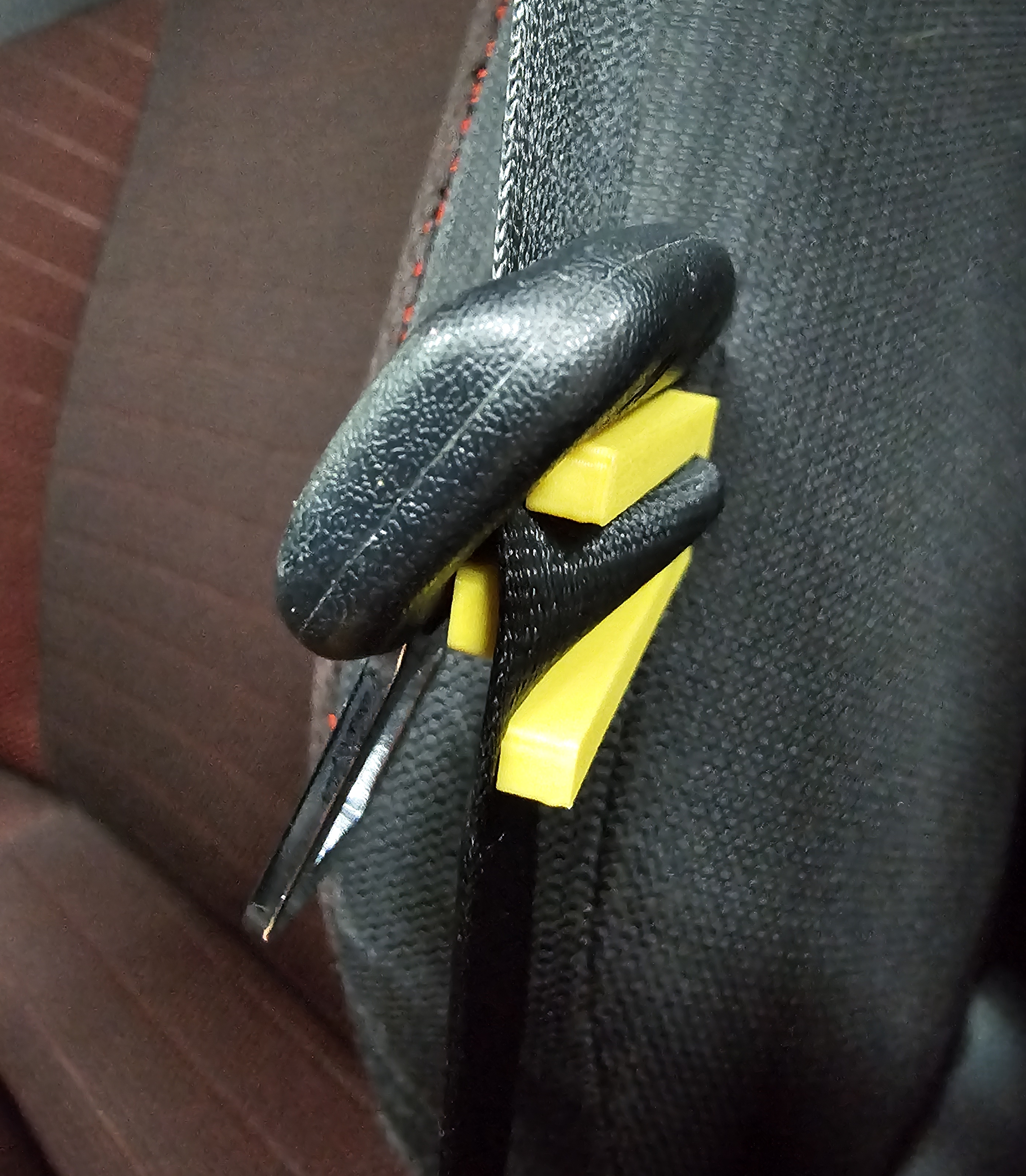 Seatbelt retainer