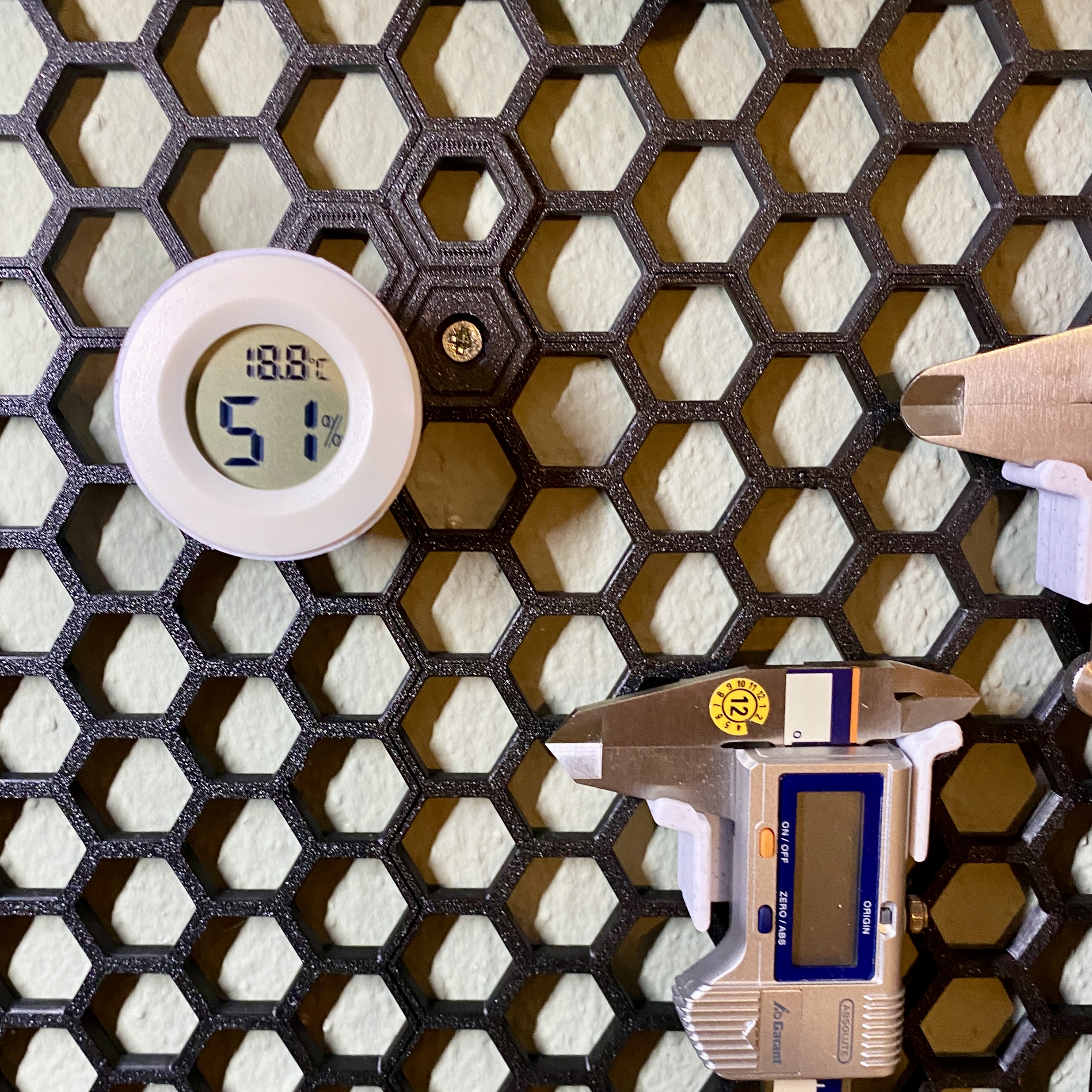 HSW Hygrometer round (Humidity + Temp, Honeycomb wall mount/adaptor)