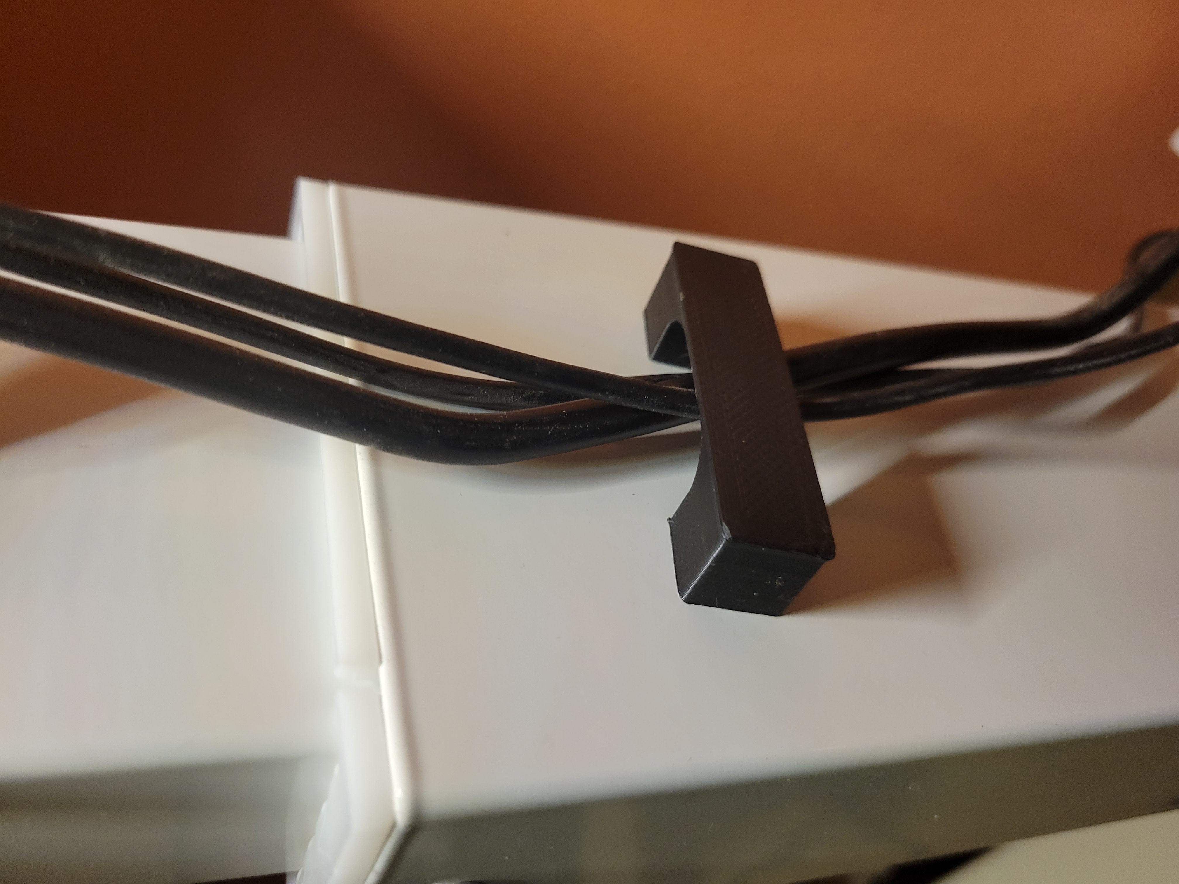 Miniatura 2 do modelo 3D Magnetic Cable Retainer